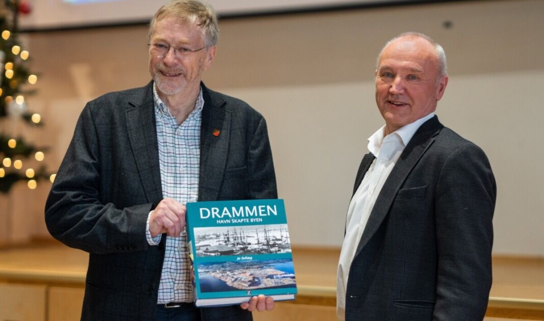 LANSERTE BOK: Forfatterne av boken «Drammen - Havn skapte byen» Jo Sellæg (t.v.) og Hans Arne Odde. Sellæg gir oss historien helt tilbake fra 1200 tallet og frem til nyere tid. Odde har bidratt til forfatterverket med å skrive om Drammen havn og dens posisjon og utvikling etter år 2000. LANSERTE BOK: Forfatterne av boken «Drammen - Havn skapte byen» Jo Sellæg (t.v.) og Hans Arne Odde. Sellæg gir oss historien helt tilbake fra 1200 tallet og frem til nyere tid. Odde har bidratt til forfatterverket med å skrive om Drammen havn og dens posisjon og utvikling etter år 2000.