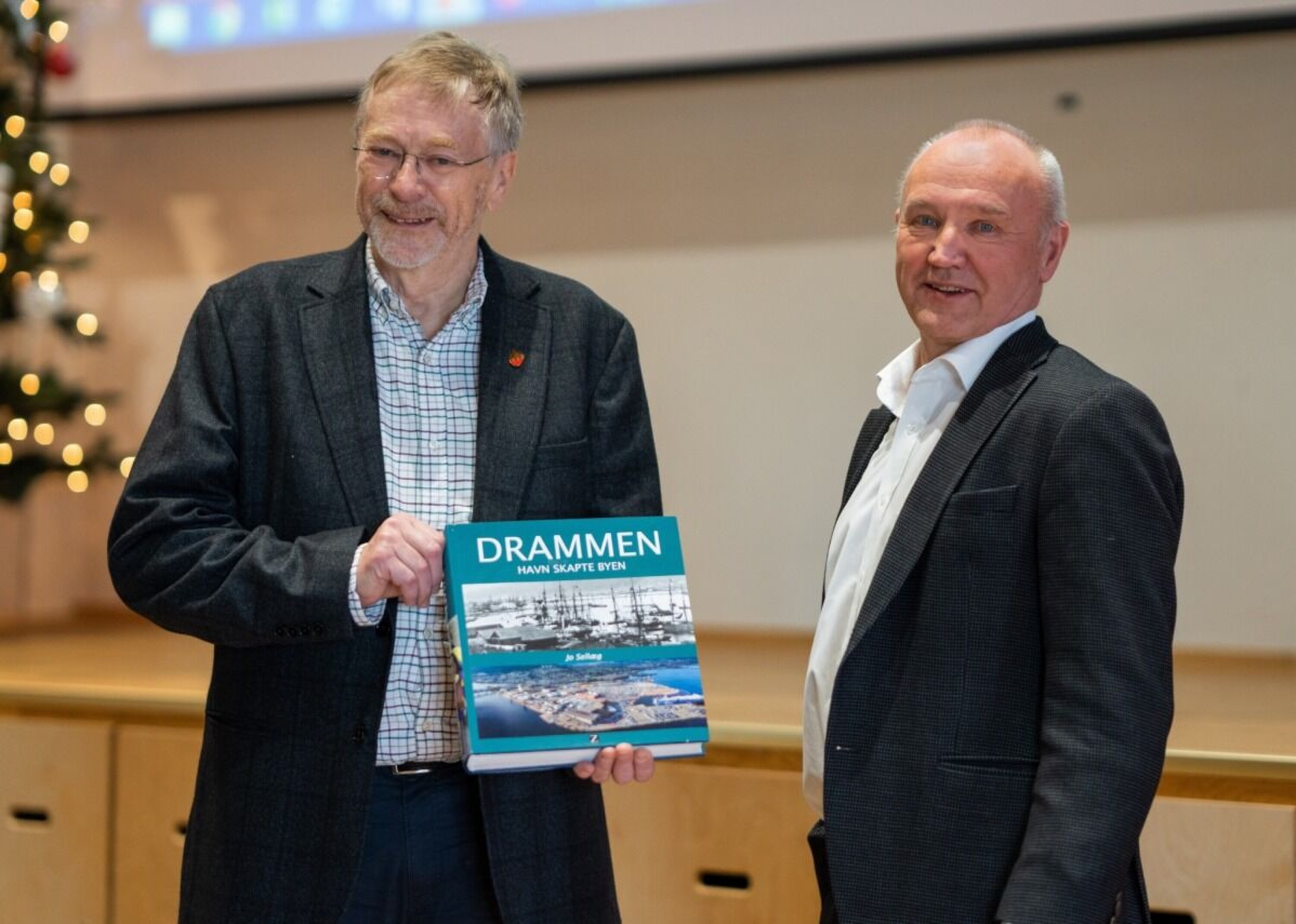 LANSERTE BOK: Forfatterne av boken «Drammen - Havn skapte byen» Jo Sellæg (t.v.) og Hans Arne Odde. Sellæg gir oss historien helt tilbake fra 1200 tallet og frem til nyere tid. Odde har bidratt til forfatterverket med å skrive om Drammen havn og dens posisjon og utvikling etter år 2000.