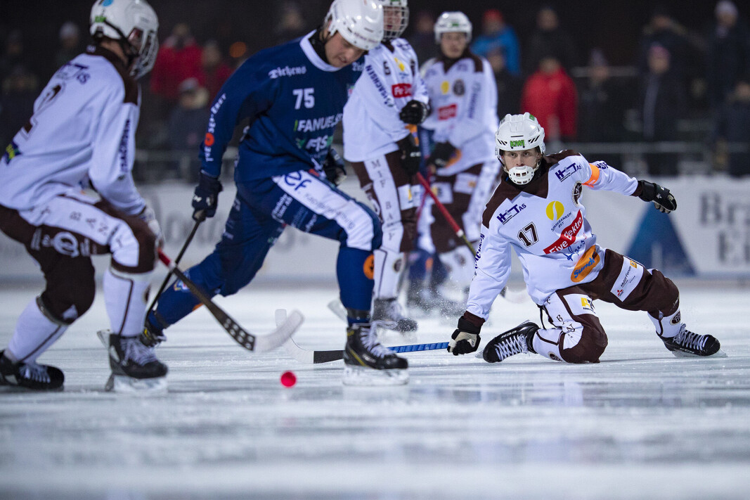 LOKALDERBY: Mjøndalen (i brunt og hvitt) fikk etter hvert godt tak på byrival Drammen Bandy. LOKALDERBY: Mjøndalen (i brunt og hvitt) fikk etter hvert godt tak på byrival Drammen Bandy.