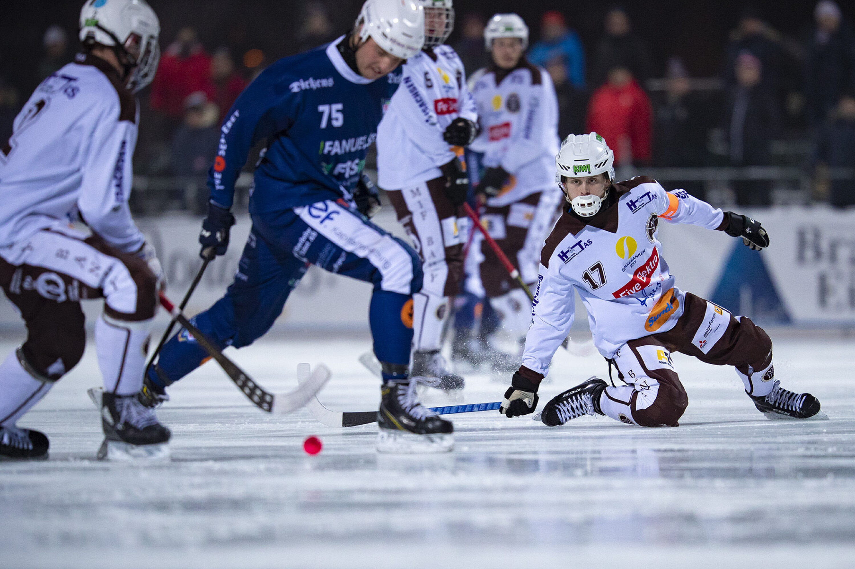 LOKALDERBY: Mjøndalen (i brunt og hvitt) fikk etter hvert godt tak på byrival Drammen Bandy.