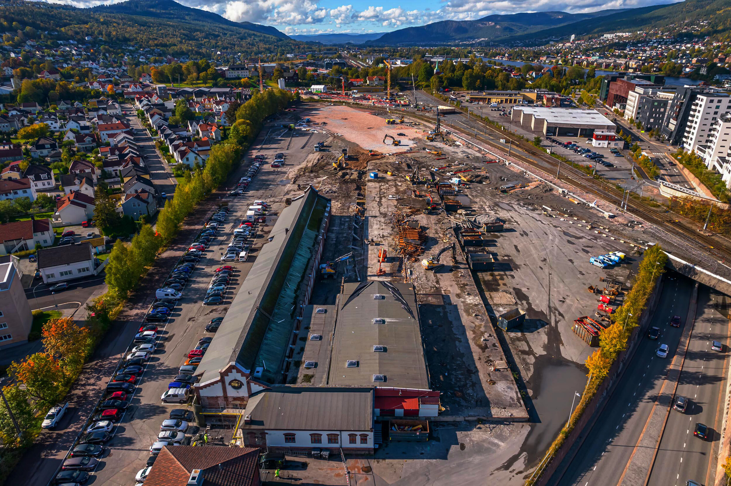 Den fraflyttede godsterminalen i Nybyen ble revet for å gi plass til midlertidig togparkering for togene som må flytte fra Skamarken.
