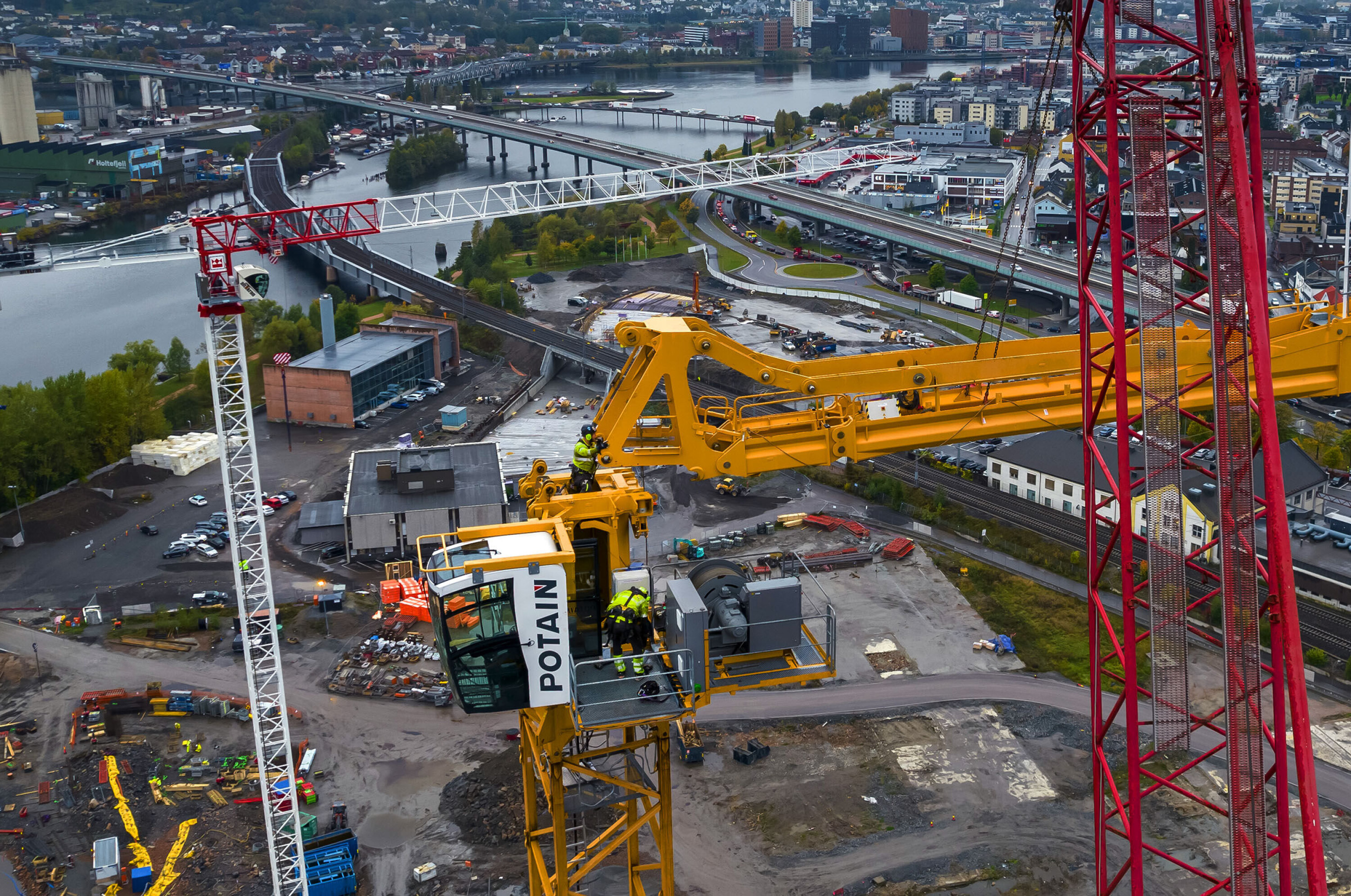 Byens luftigste arbeidsplass: Kranparken på sykehusprosjektet ble utvidet og oppgradert for å betjene de mange oppgavene på byggeplassen for sykehuset.