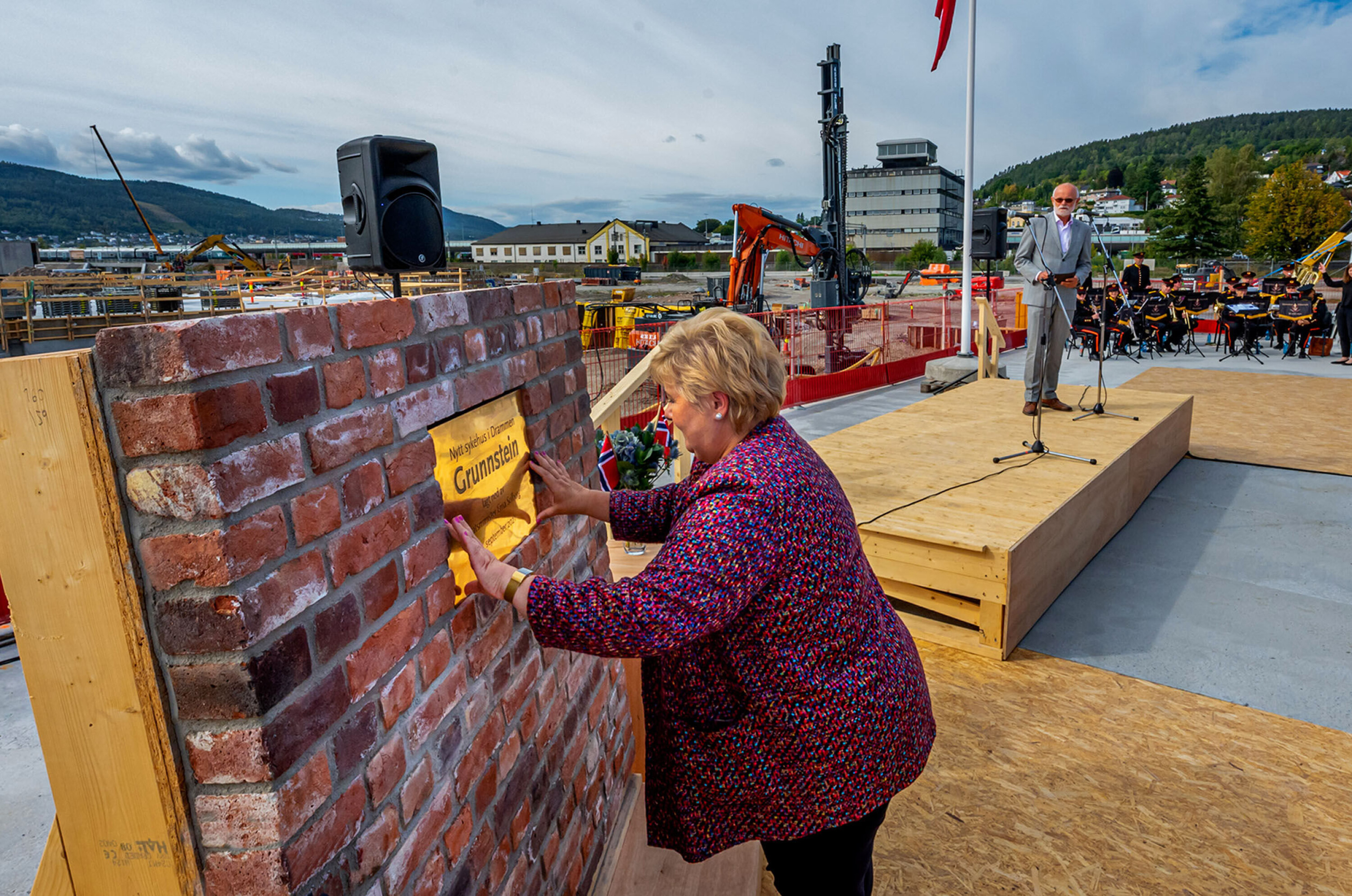 Statsminister Erna Solberg la ned grunnstenen for det nye sykehuset hadde som en av sine siste oppgaver som regjeringsoverhode.