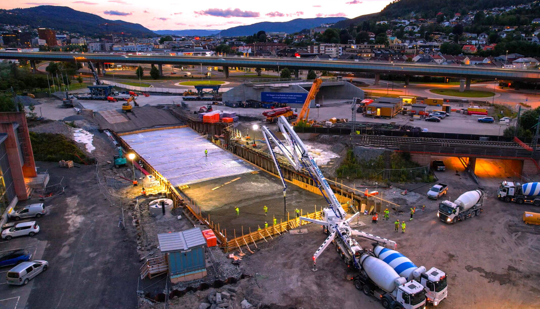<span class=" italic" data-lab-italic_desktop="italic">I en spektakulær transport ble 1600 tonn prefabrikkert jernbaneundergang trillet på plass for å gi ny firefelts adkomstvei til sykehus og helsepark på Brakerøya</span> <span class=" italic" data-lab-italic_desktop="italic">I en spektakulær transport ble 1600 tonn prefabrikkert jernbaneundergang trillet på plass for å gi ny firefelts adkomstvei til sykehus og helsepark på Brakerøya</span>