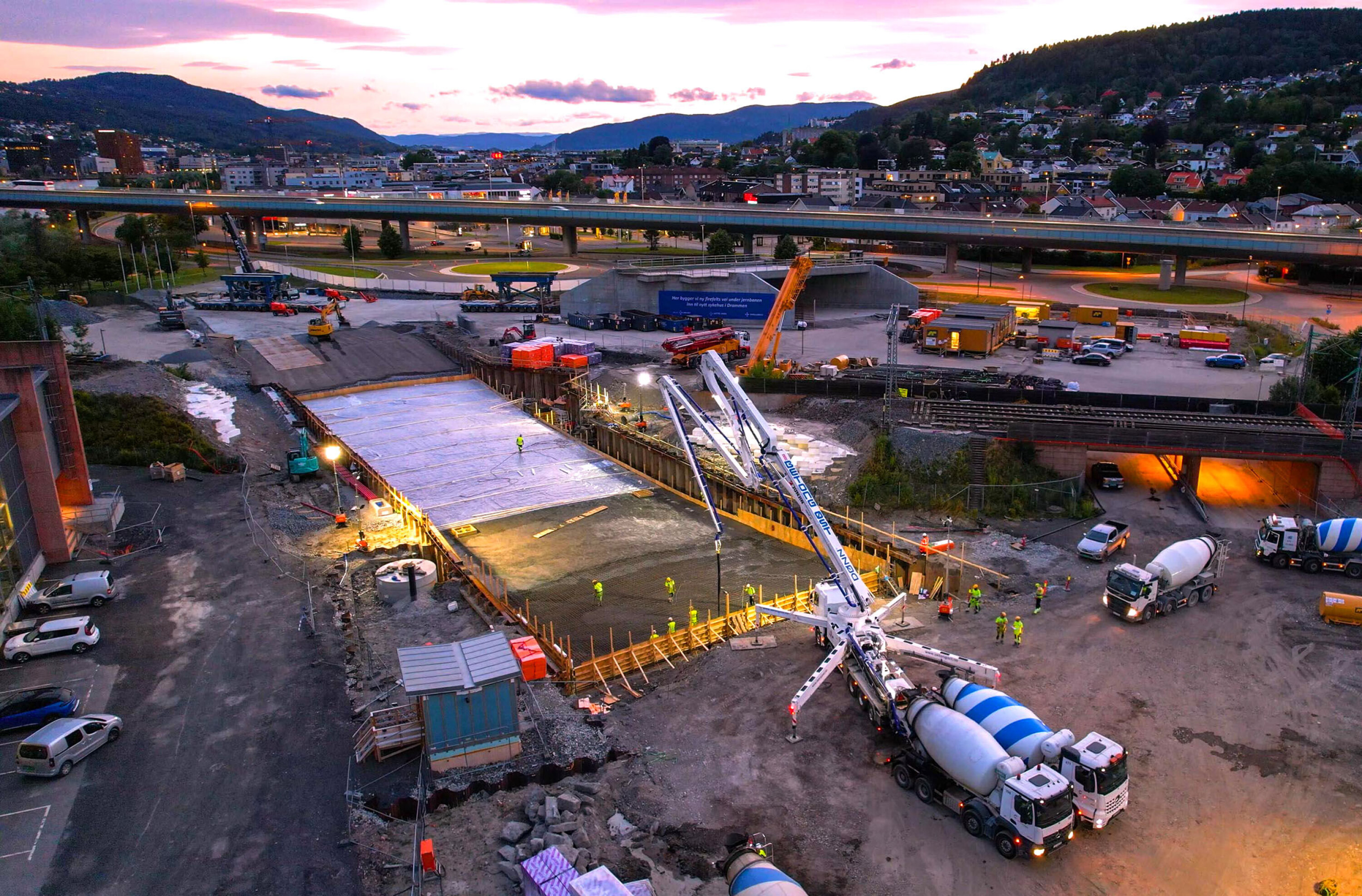 I en spektakulær transport ble 1600 tonn prefabrikkert jernbaneundergang trillet på plass for å gi ny firefelts adkomstvei til sykehus og helsepark på Brakerøya