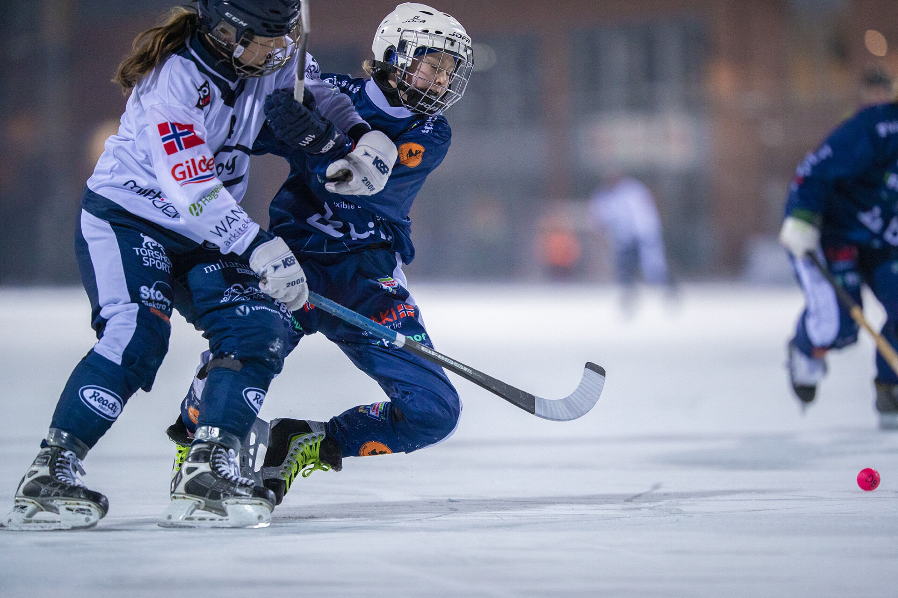 ÅTTE MÅL I MOT: Drammen Bandy og Jelena Holm Rozek fikk det tøft mot Ready og Marie Bolme på hjemmebane, og tapte til slutt 8-2.