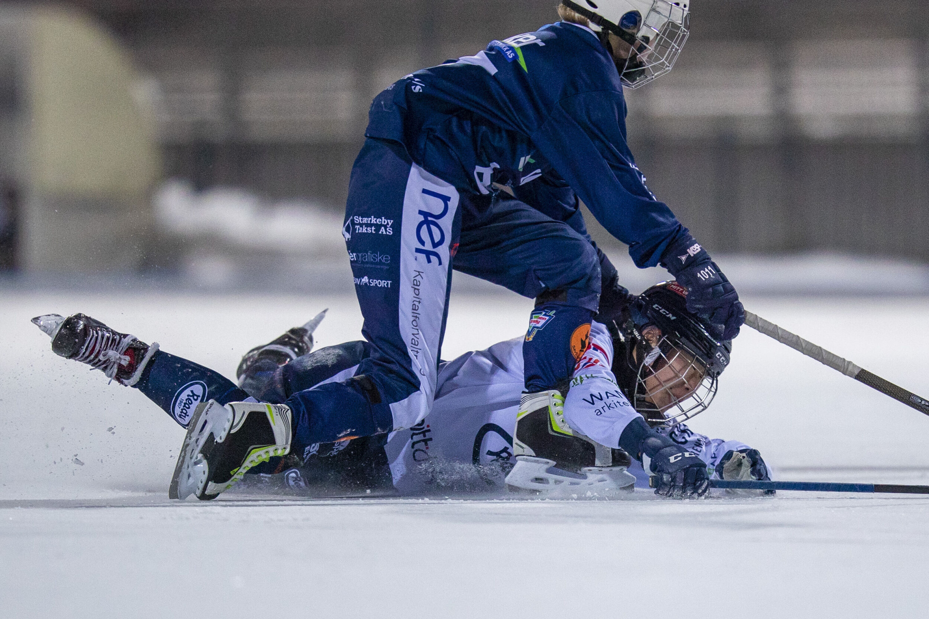 INGEN SPORT FOR PRIMADONNAER: Drammens Jelena Holm Rozek lot ikke akkurat Ready-angrepet få noe gratis - her riktignok et straffeslag imot etter noe «bestemt» behandling.