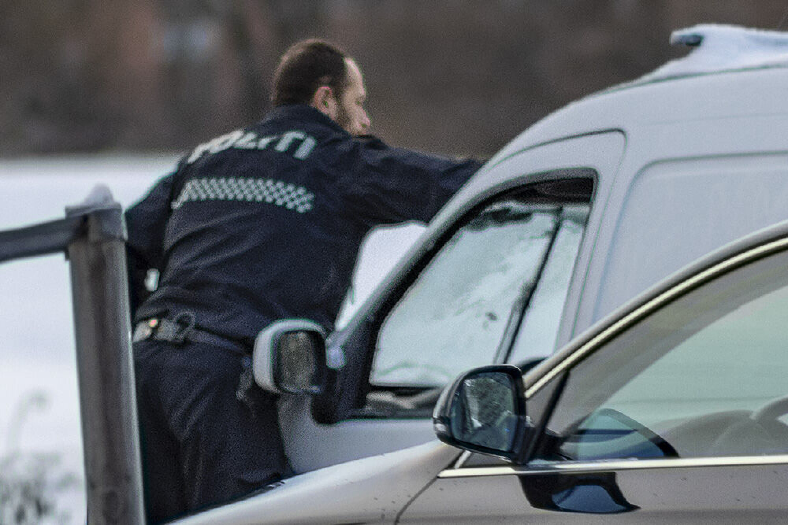 SLIK SKAL DET GJØRES: Her benytter loven sin lange arm for å demonstrere forskriftsmessig skraping av frontruten.