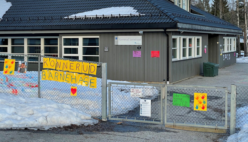 I FARESONEN? Konnerud barnehage ble vedtatt nedlagt uten politisk behandling av kommuneadministrasjonen i fjor, som måtte snu og utsette saken. Det hele førte til et voldsomt engasjement. Her fra i fjor med plakater «bevar Konnerud barnehage» hengt opp utenfor. I FARESONEN? Konnerud barnehage ble vedtatt nedlagt uten politisk behandling av kommuneadministrasjonen i fjor, som måtte snu og utsette saken. Det hele førte til et voldsomt engasjement. Her fra i fjor med plakater «bevar Konnerud barnehage» hengt opp utenfor.