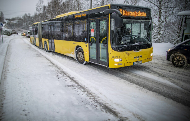 SNØVÆRET: Bom fast for byens mest trafikkerte busslinje