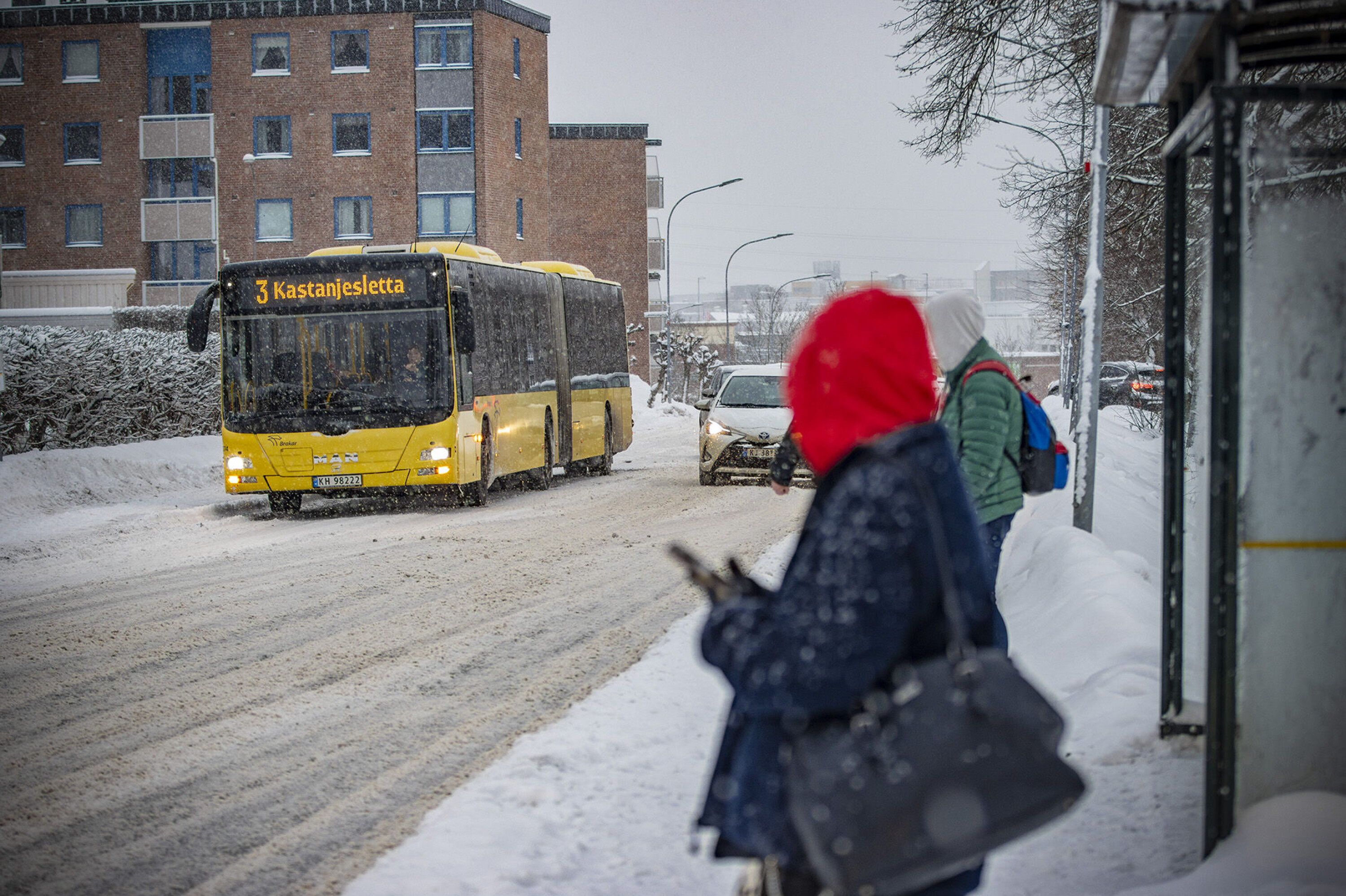 MÅTTE VENTE: De andre Linje 3-bussene - og passasjerene.