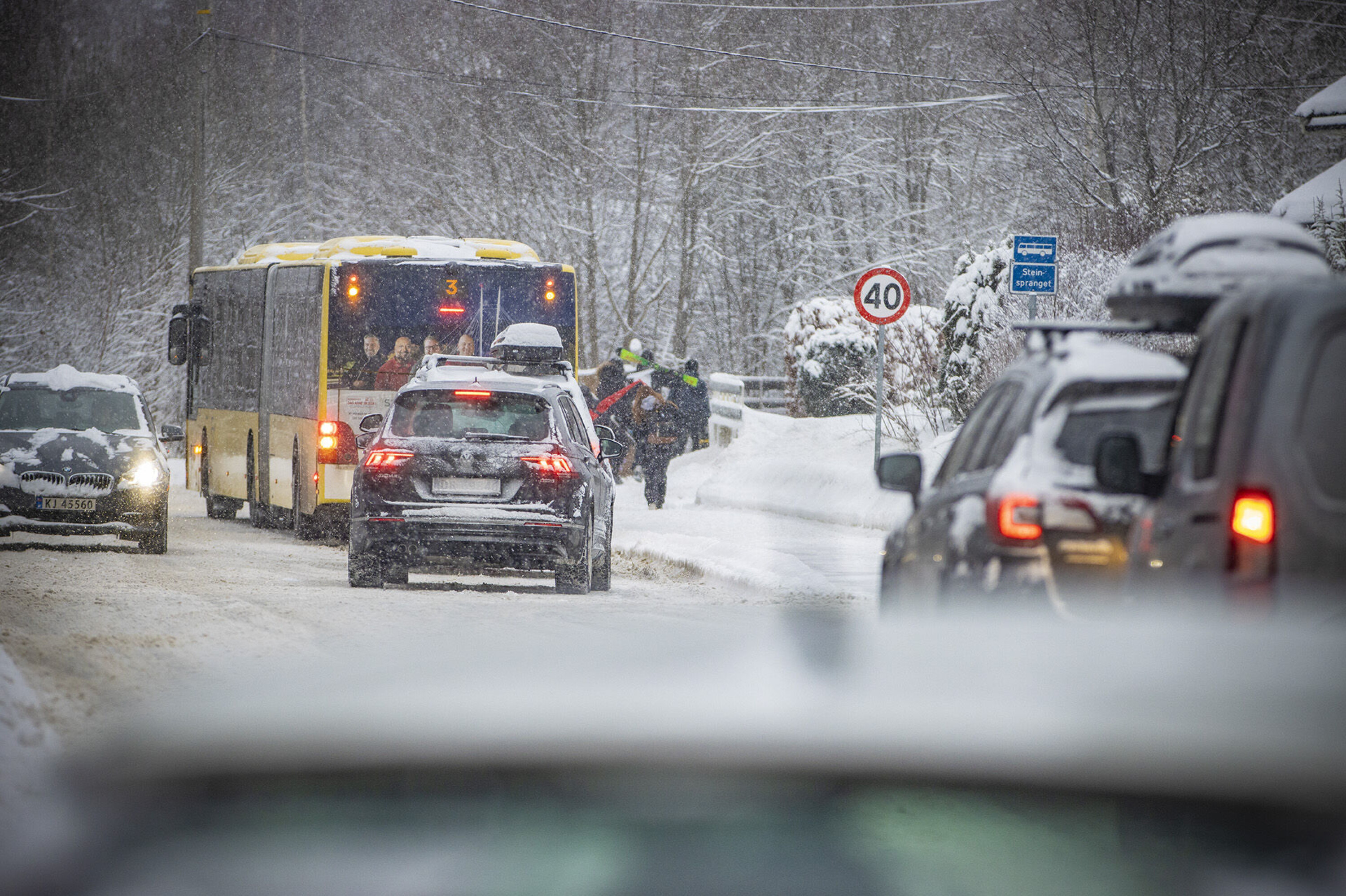 En del av passasjerene ombord valgte til slutt å ta beina fatt.