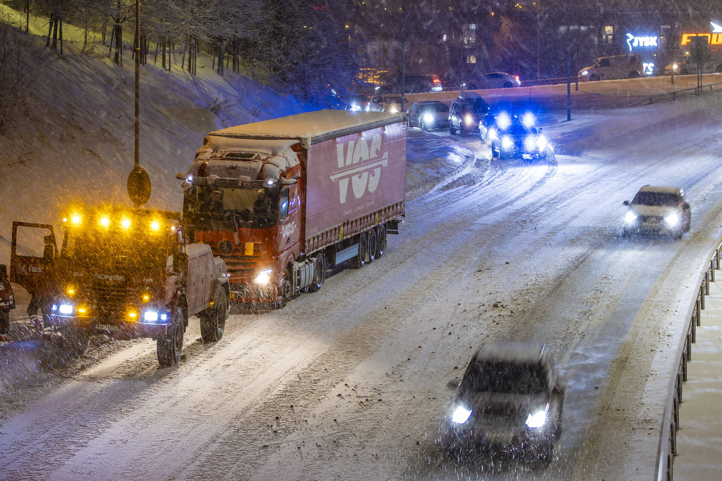 KAOS: Traileren måtte taues opp fra påkjøringsrampa av Viking.