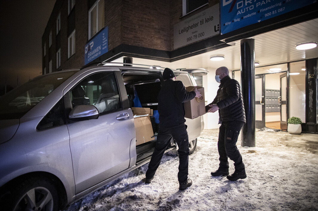 <span class=" italic" data-lab-italic_desktop="italic"><span class=" font-weight-bold" data-lab-font_weight_desktop="font-weight-bold">BEVISMATERIALE: </span>Politiets krimteknikere har sikret en stor mengde bevis fra åstedet, og bar ut mange esker med gjenstander.</span> <span class=" italic" data-lab-italic_desktop="italic"><span class=" font-weight-bold" data-lab-font_weight_desktop="font-weight-bold">BEVISMATERIALE: </span>Politiets krimteknikere har sikret en stor mengde bevis fra åstedet, og bar ut mange esker med gjenstander.</span>