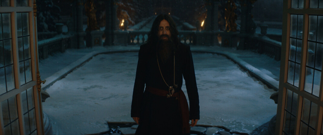 <span class=" italic" data-lab-italic_desktop="italic"><span class=" font-weight-bold" data-lab-font_weight_desktop="font-weight-bold">Sagnomsuste russisk healer:</span> Rhys Ifans som Grigori Rasputin stjeler rett og slett showet</span> <span class=" italic" data-lab-italic_desktop="italic"><span class=" font-weight-bold" data-lab-font_weight_desktop="font-weight-bold">Sagnomsuste russisk healer:</span> Rhys Ifans som Grigori Rasputin stjeler rett og slett showet</span>