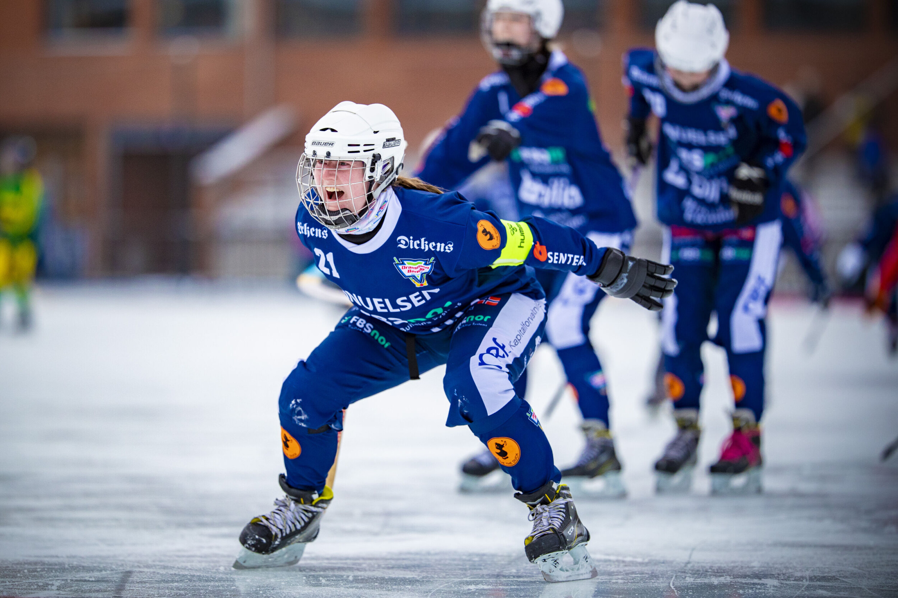 SEIERSJUBEL: Kaptein Ruth Eline Borge og resten av jentene fra Drammen Bandy kunne juble for viktige poeng på Marienlyst.
