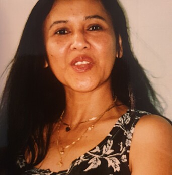 <span class="italic" data-lab-italic_desktop="italic"><span class="font-weight-bold" data-lab-font_weight_desktop="font-weight-bold">DREPT:</span> Sukanya Banglek (69). Bildet offentliggjøres i samråd med pårørende.</span> <span class="italic" data-lab-italic_desktop="italic"><span class="font-weight-bold" data-lab-font_weight_desktop="font-weight-bold">DREPT:</span> Sukanya Banglek (69). Bildet offentliggjøres i samråd med pårørende.</span>