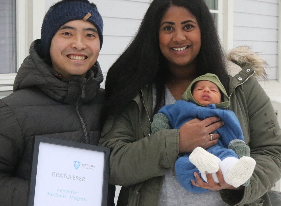 STOLTE FORELDRE: Caroline Nielsen (25) og Trong Duy Huynh (27) med lille Leander som ble hedret som Øvre Eikers innbygger nr. 20.000 etter å ha kommet til verden 28. desember. STOLTE FORELDRE: Caroline Nielsen (25) og Trong Duy Huynh (27) med lille Leander som ble hedret som Øvre Eikers innbygger nr. 20.000 etter å ha kommet til verden 28. desember.