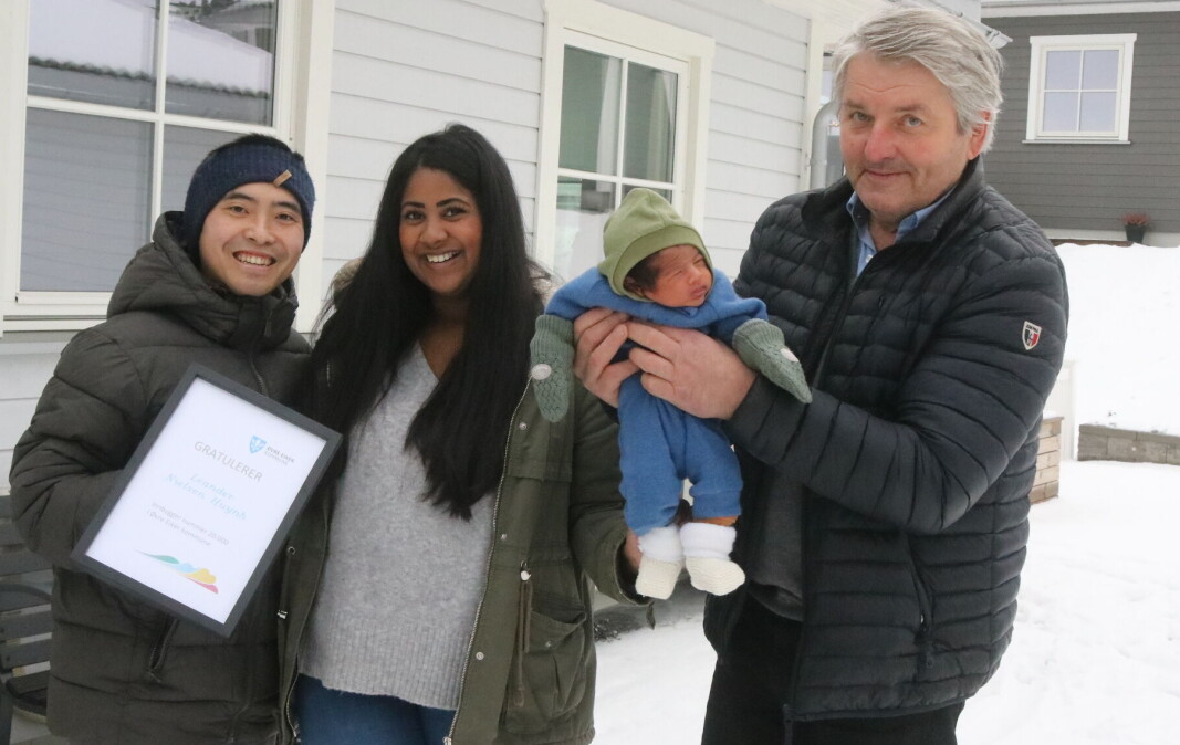 <span class=" italic" data-lab-italic_desktop="italic"><span class=" font-weight-bold" data-lab-font_weight_desktop="font-weight-bold">FIKK PRØVEHOLDE:</span> Ordfører Knut Kvale med sin innbygger nummer 20.000. </span> <span class=" italic" data-lab-italic_desktop="italic"><span class=" font-weight-bold" data-lab-font_weight_desktop="font-weight-bold">FIKK PRØVEHOLDE:</span> Ordfører Knut Kvale med sin innbygger nummer 20.000. </span>