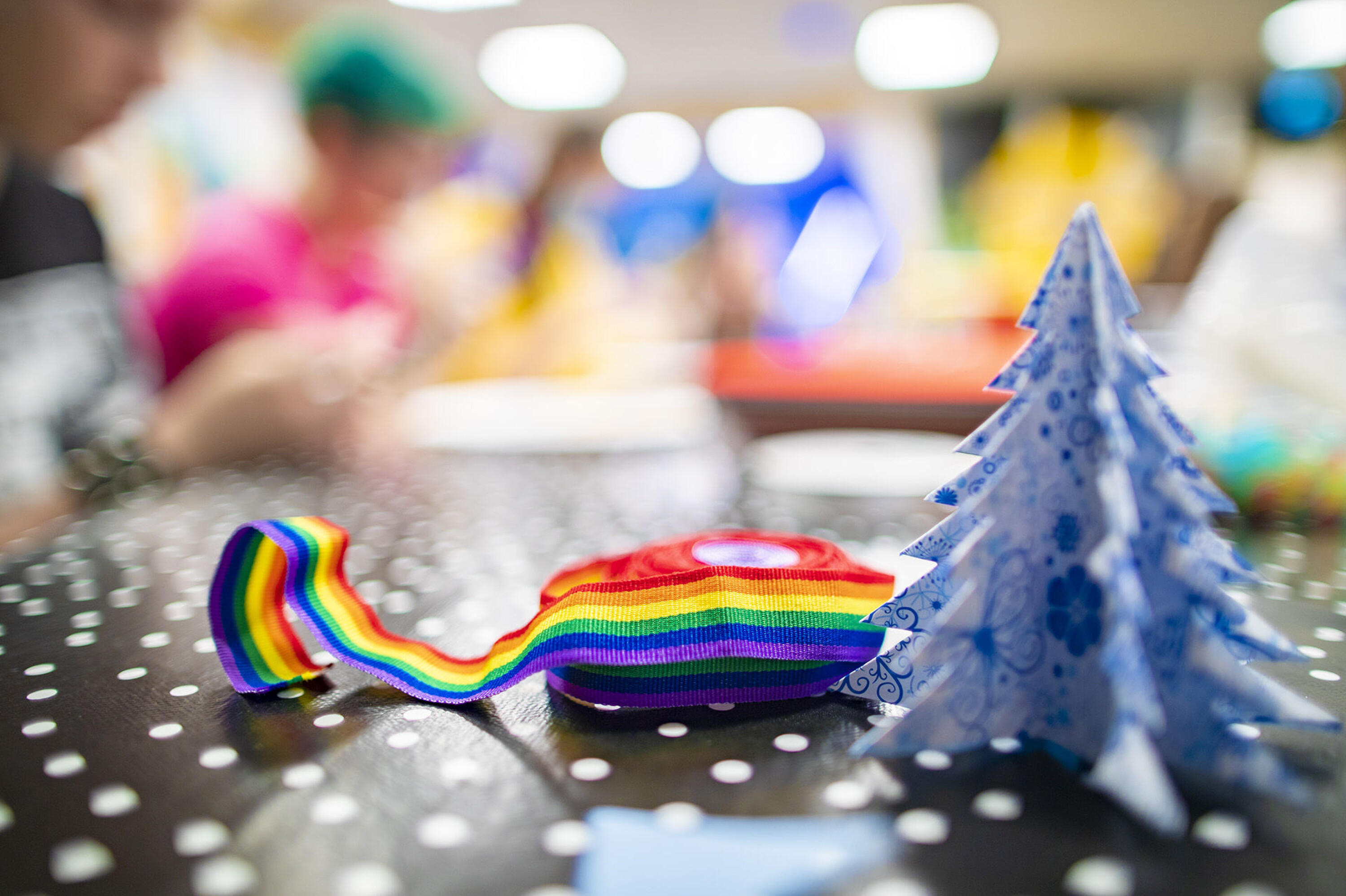 JULEVERKSTED: Pynt og håndarbeid stod i fokus i desember. Naturligvis med et innslag av pride-farger.