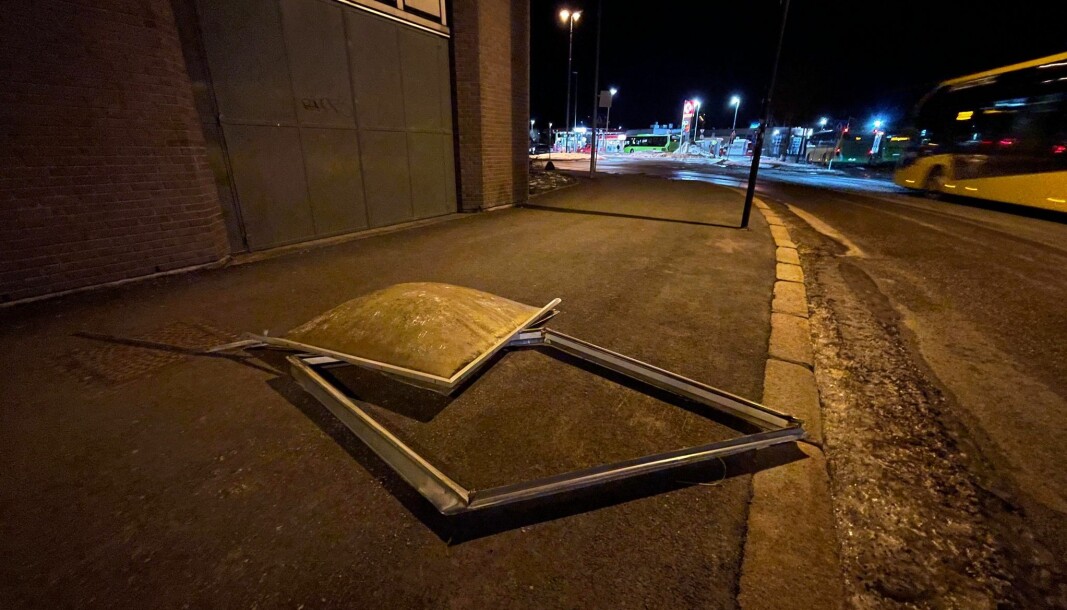 FLYGENDE PROSJEKTIL: Denne takkuppelen med tilhørende rammeverk i metall kom deisende ned på fortauet ved bussterminalen på Strømsø fra taket av Scandic Ambassadeur i morgentimene - til alt hell uten at noen ble truffet. FLYGENDE PROSJEKTIL: Denne takkuppelen med tilhørende rammeverk i metall kom deisende ned på fortauet ved bussterminalen på Strømsø fra taket av Scandic Ambassadeur i morgentimene - til alt hell uten at noen ble truffet.