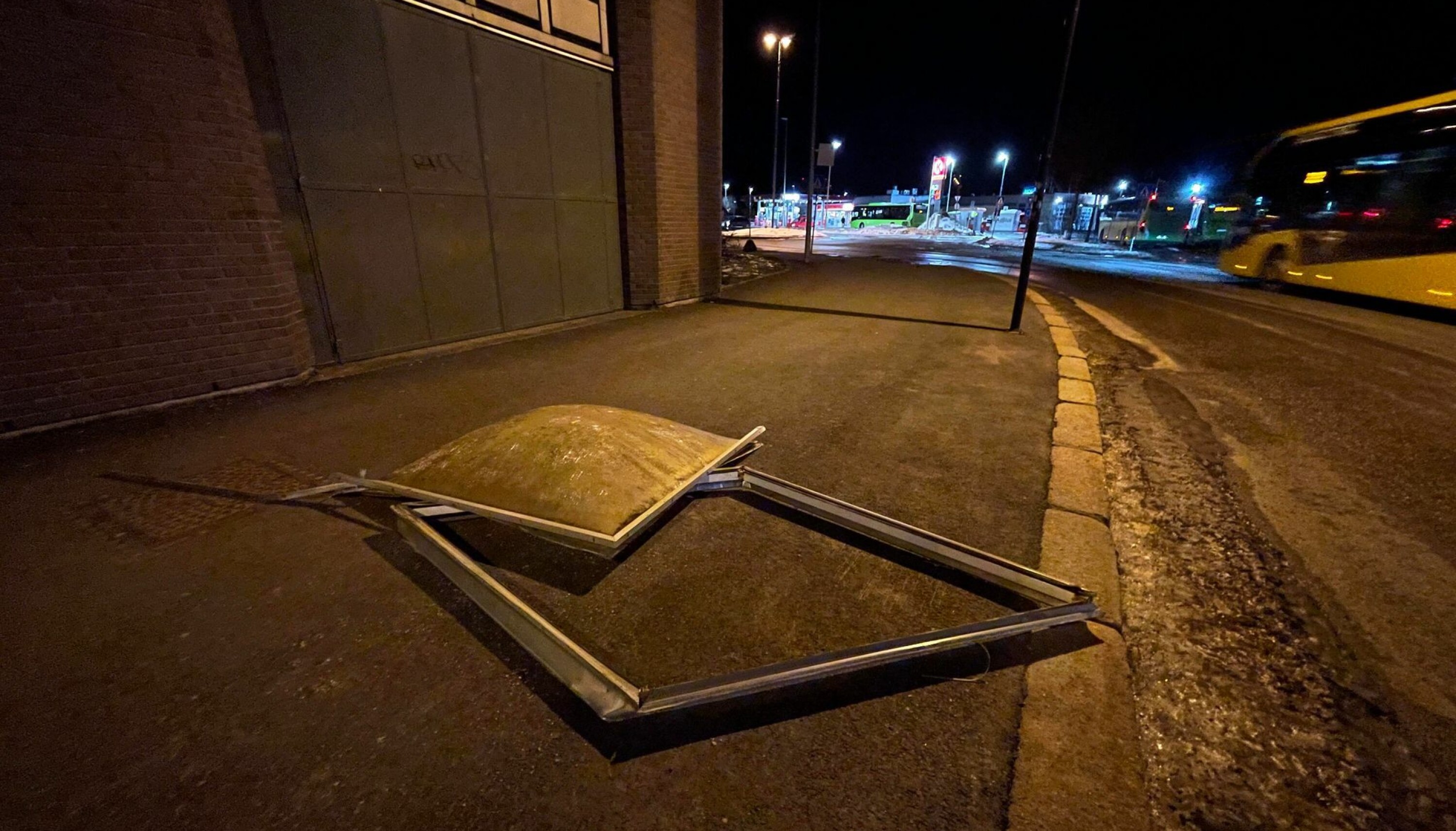 FLYGENDE PROSJEKTIL: Denne takkuppelen med tilhørende rammeverk i metall kom deisende ned på fortauet ved bussterminalen på Strømsø fra taket av Scandic Ambassadeur i morgentimene - til alt hell uten at noen ble truffet.