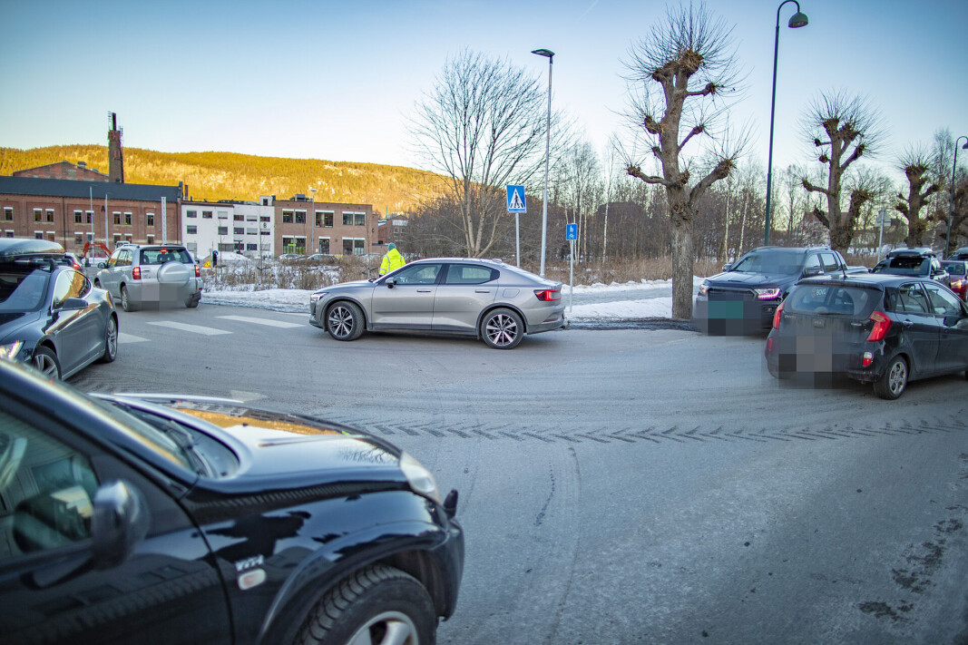 <span class=" italic" data-lab-italic_desktop="italic"><span class=" font-weight-bold" data-lab-font_weight_desktop="font-weight-bold">SYNDEREN:</span> Dette krysset, med den nye innkjøringen til teststasjonen, er synderen da trafikken i begge retninger stopper opp når køene fra stasjonen går helt ut til Professor Smiths Allé.</span> <span class=" italic" data-lab-italic_desktop="italic"><span class=" font-weight-bold" data-lab-font_weight_desktop="font-weight-bold">SYNDEREN:</span> Dette krysset, med den nye innkjøringen til teststasjonen, er synderen da trafikken i begge retninger stopper opp når køene fra stasjonen går helt ut til Professor Smiths Allé.</span>
