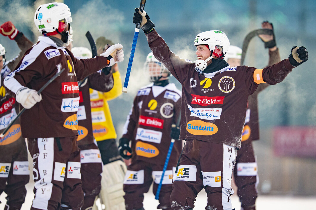 HØYDEPUNKT: Seieren over Solberg 2. juledag ble trolig et høydepunkt i karrieren til Ola Vigdal (t.h.) før han nå har bestemt seg for å legge bandykølla på hylla. HØYDEPUNKT: Seieren over Solberg 2. juledag ble trolig et høydepunkt i karrieren til Ola Vigdal (t.h.) før han nå har bestemt seg for å legge bandykølla på hylla.