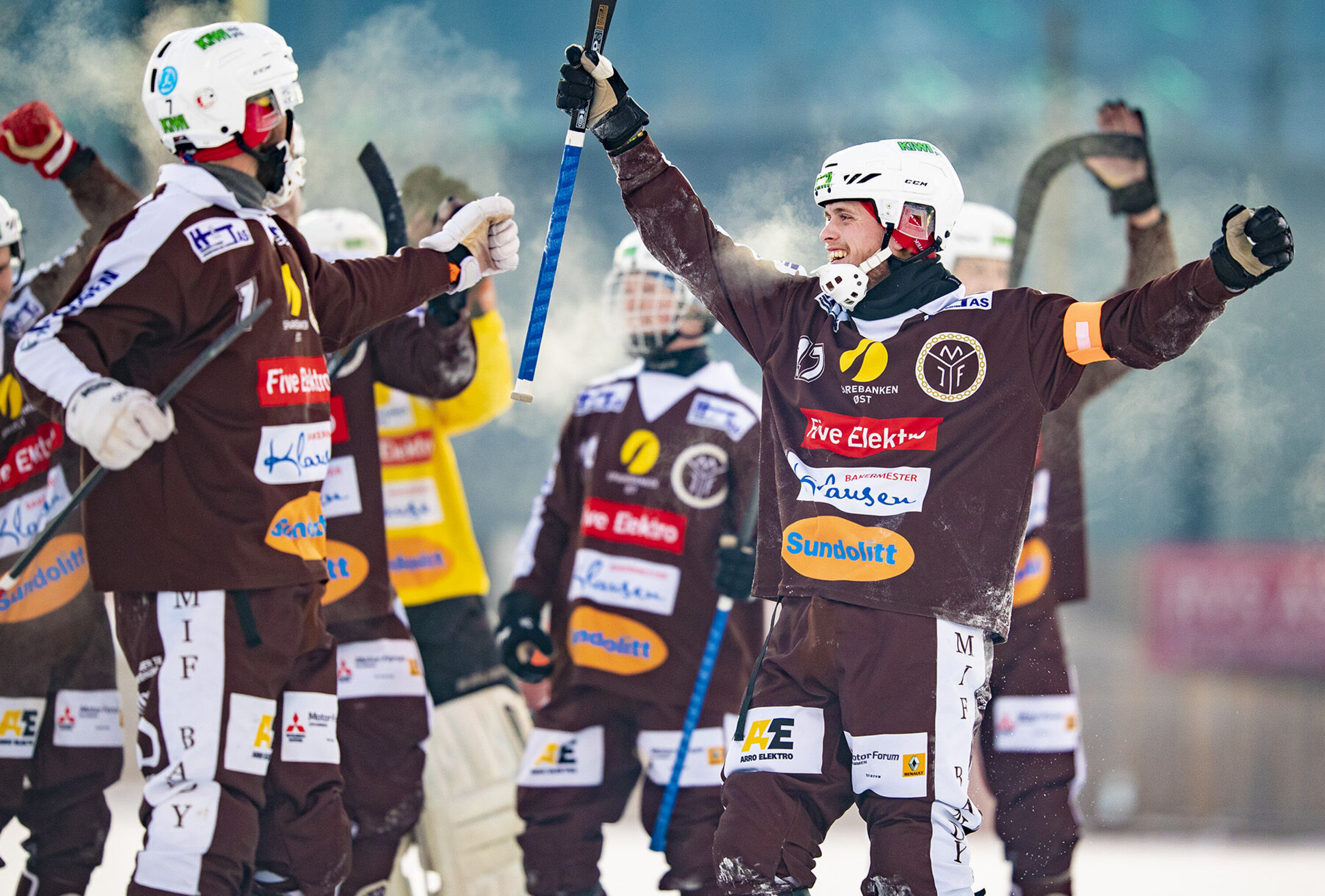 HØYDEPUNKT: Seieren over Solberg 2. juledag ble trolig et høydepunkt i karrieren til Ola Vigdal (t.h.) før han nå har bestemt seg for å legge bandykølla på hylla.