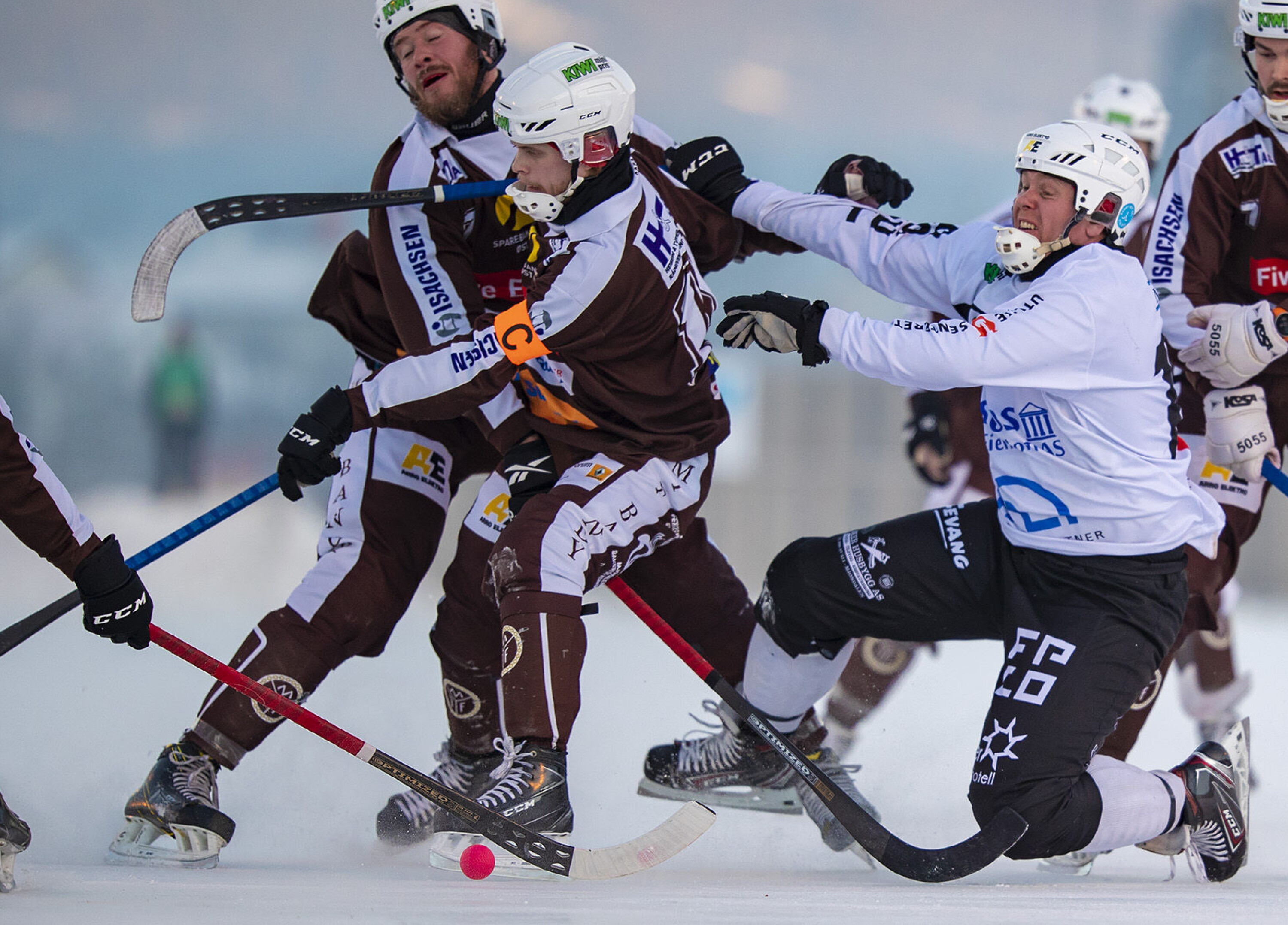 KAPTEIN: Vigdal (i midten) spilte ofte i kapteinsrollen for Mjøndalen, her mot SSK 2. juledag på Vassenga i en hard duell.