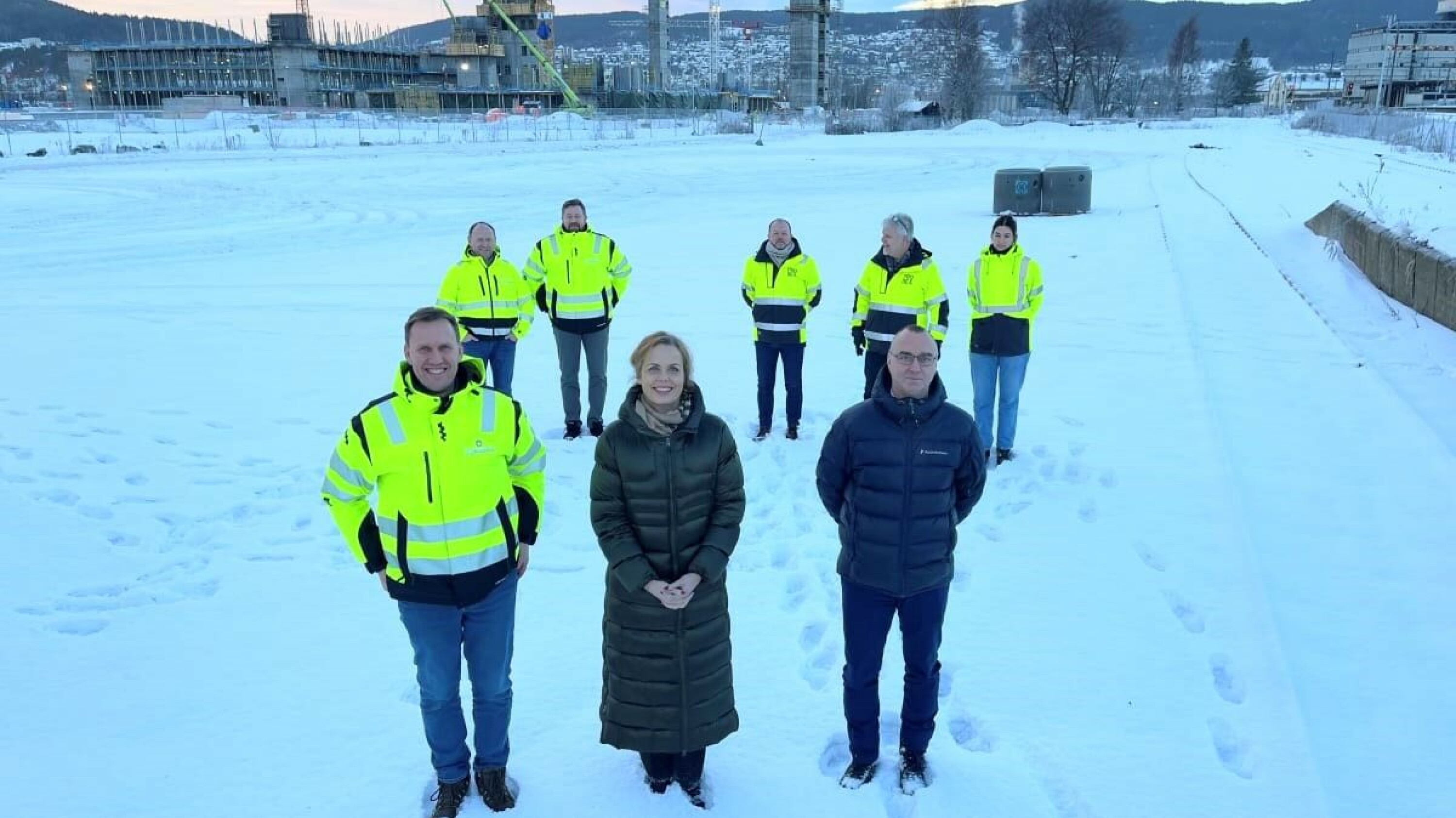 Daglig leder Thor Ambjørn Kjeldaas i Kjeldaas AS har signert kontrakt for grunnarbeid på helseparken med daglig leder Gøril Bergh og utbyggingsdirektør Jon Chr. Simenstad.