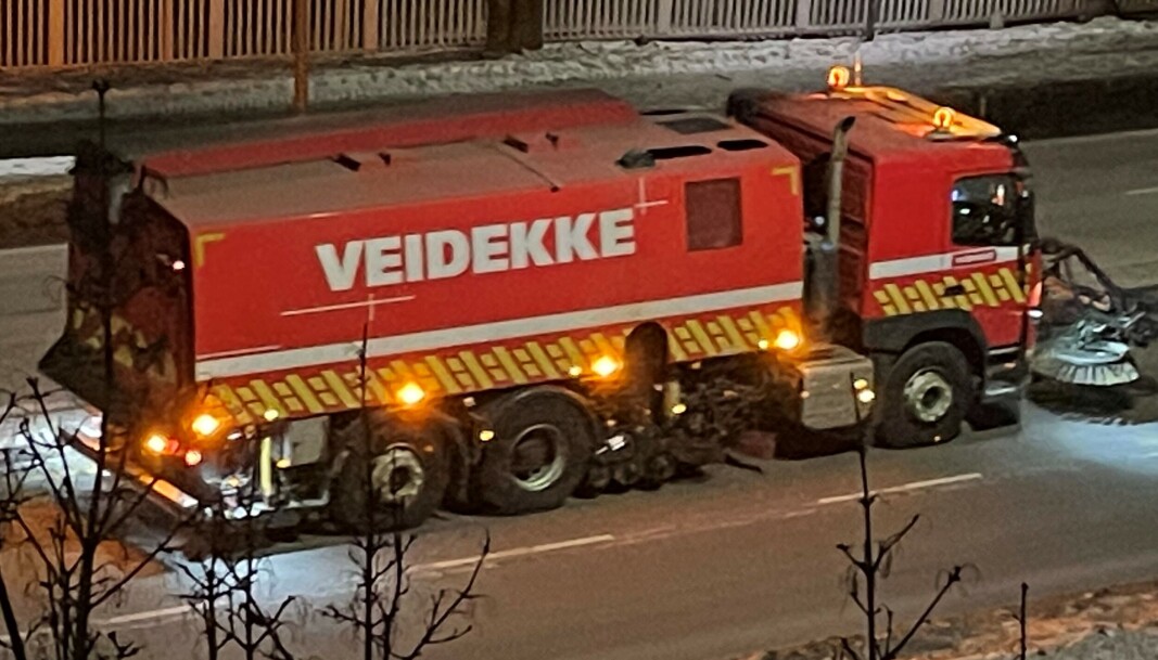 <span class=" italic" data-lab-italic_desktop="italic"><span class=" font-weight-bold" data-lab-font_weight_desktop="font-weight-bold">GATEFEIING:</span> Her er Veidekke i gang med rengjøring av støv i Bjørnstjerne Bjørnsons gate.</span> <span class=" italic" data-lab-italic_desktop="italic"><span class=" font-weight-bold" data-lab-font_weight_desktop="font-weight-bold">GATEFEIING:</span> Her er Veidekke i gang med rengjøring av støv i Bjørnstjerne Bjørnsons gate.</span>