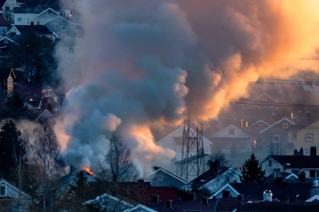 MASSIV RØYKUTVIKLING: Røyken fra brannen var synlig fra store deler av Drammen.