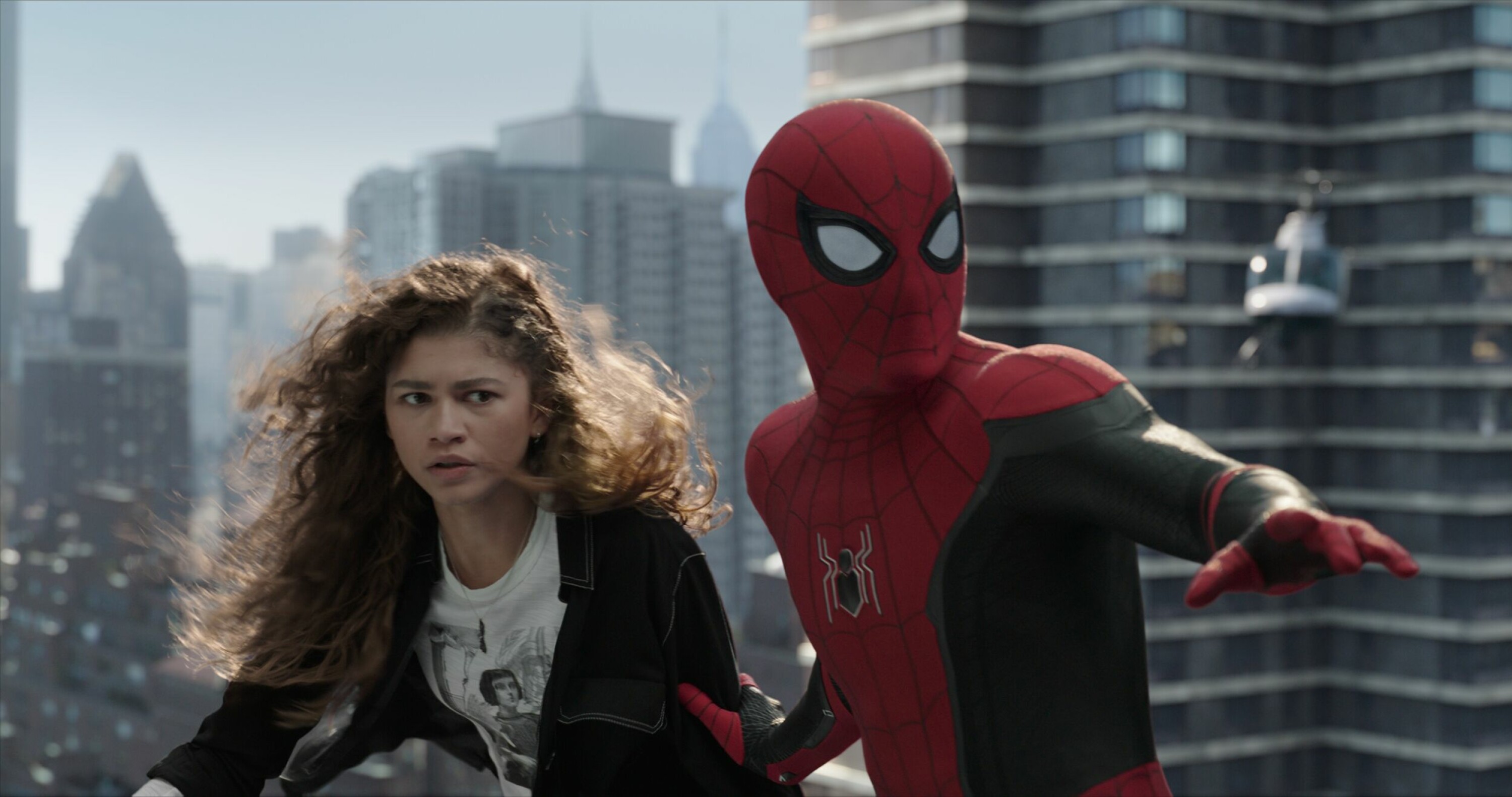 NY DAME: Spider-Mans kjæreste MJ (Zendaya) trenger litt assistanse mot slitsomme nyhetshelikoptre.