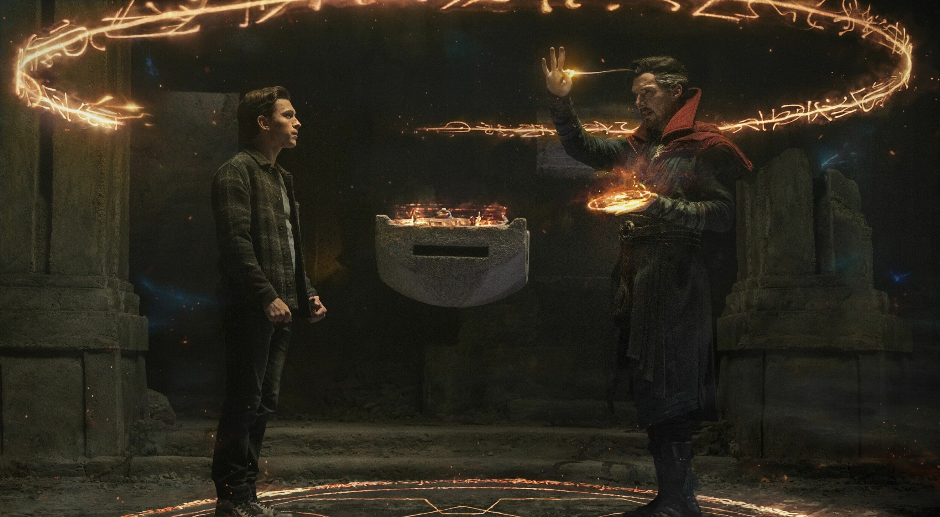 Doctor Strange prøver en ustabil trylleformular for å redde Peter Parkers hemmelige identitet