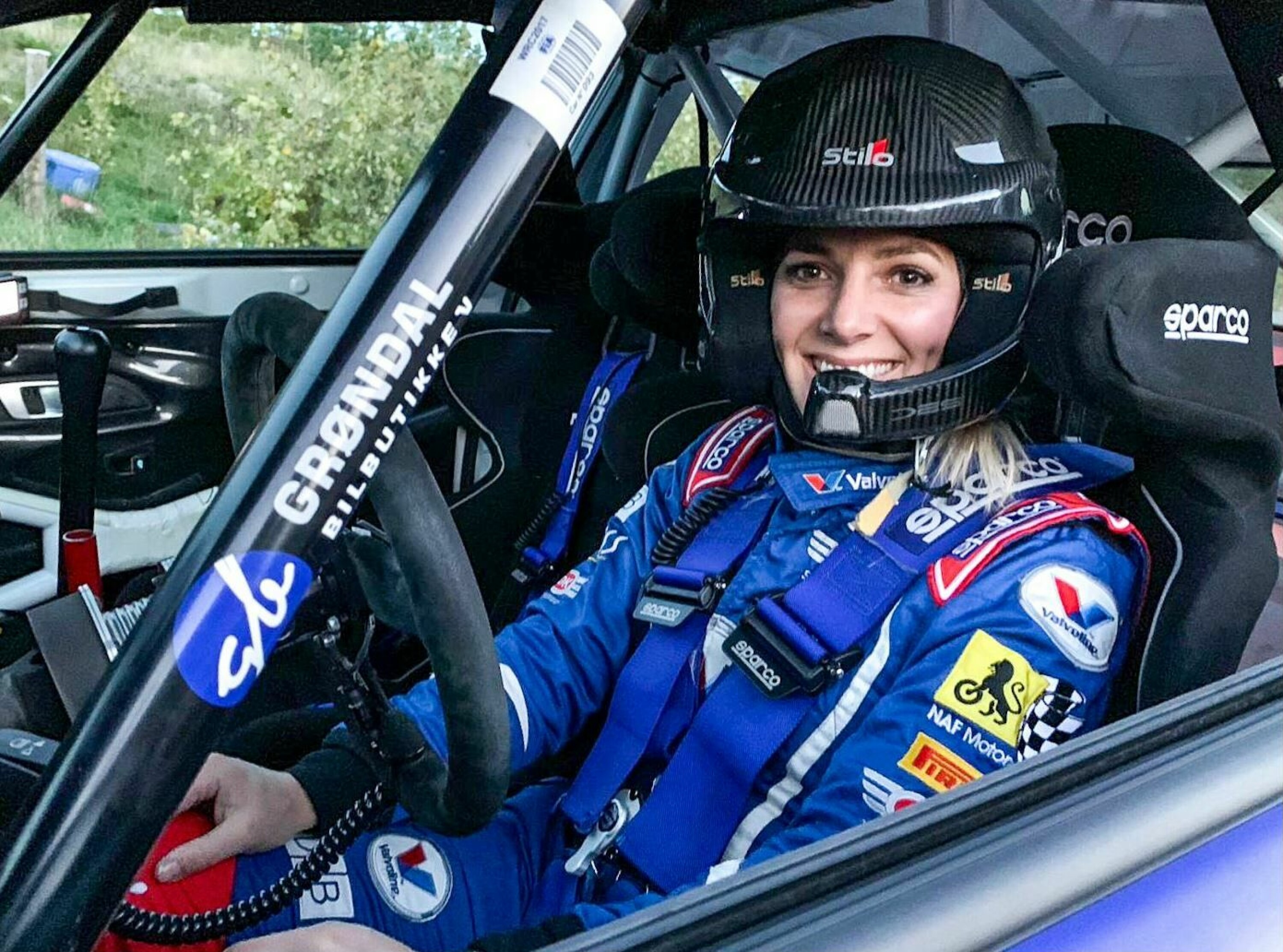 BAK RATTET: Molly Pettit Grøndal, her bak rattet i ektemannens rallybil i bakkeløp i 2018, har bakgrunn fra internasjonal asfaltracing.