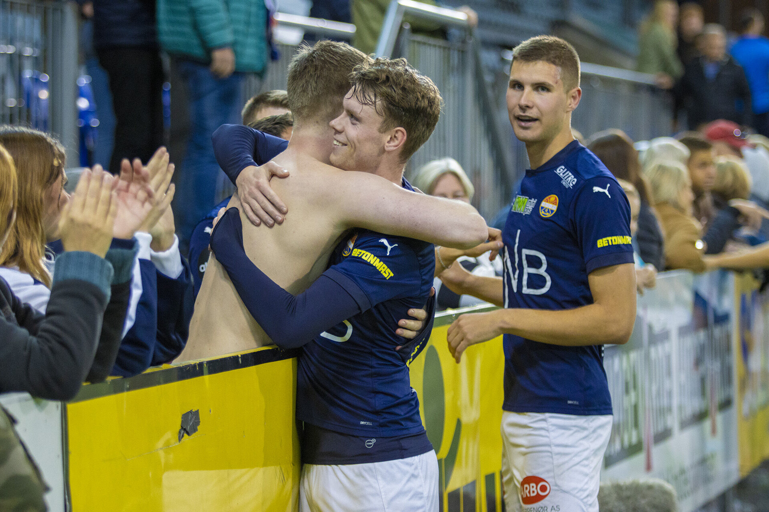 ISLANDSK DUO: Valdimar Ingimundarson og Godset-kollega Ari Leifsson takker fremmøtte landsmenn på Marienlyst i fjor.