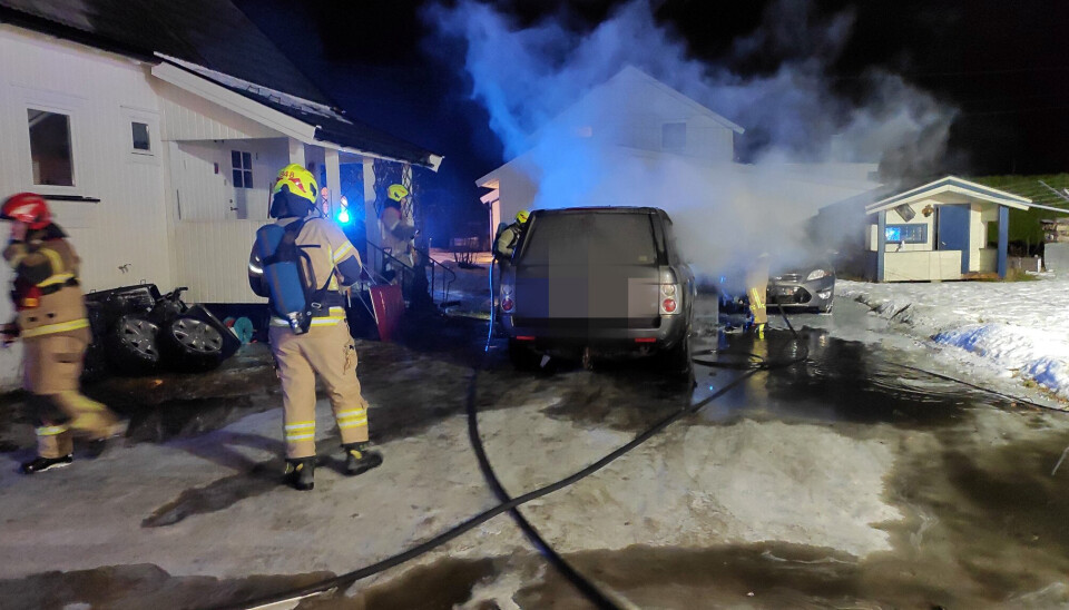 To biler brant på gårdsplass