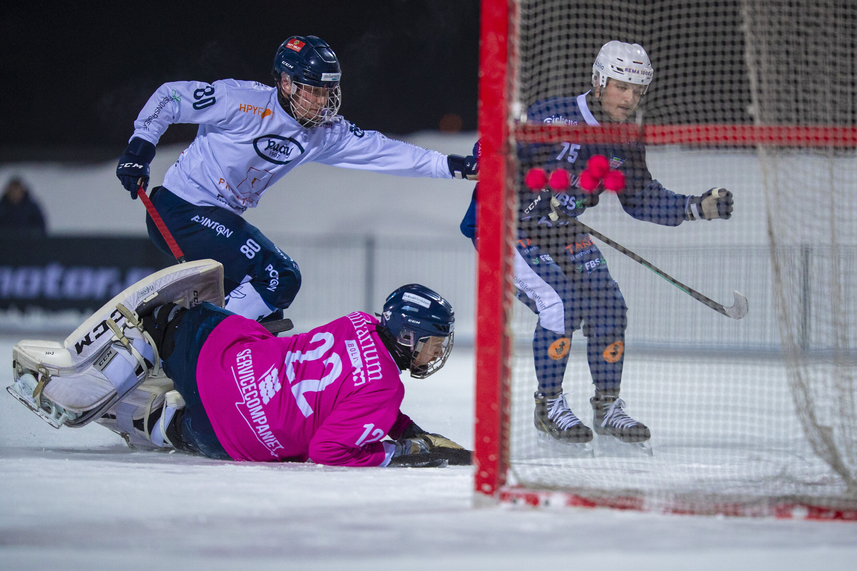 REDUSERTE PÅ ELEGANT VIS: Drammen Bandys for sesongen nysignerte Andreas Sletta med 4-3-scoringen. REDUSERTE PÅ ELEGANT VIS: Drammen Bandys for sesongen nysignerte Andreas Sletta med 4-3-scoringen.