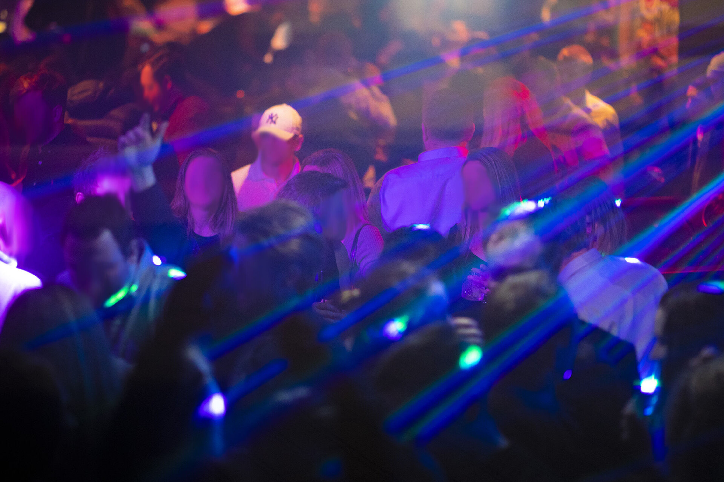 DISKOTEK: Gamle slagere fyller som vanlig dansegulvet på Old Irish Pub, hvor det også danses på bordene.