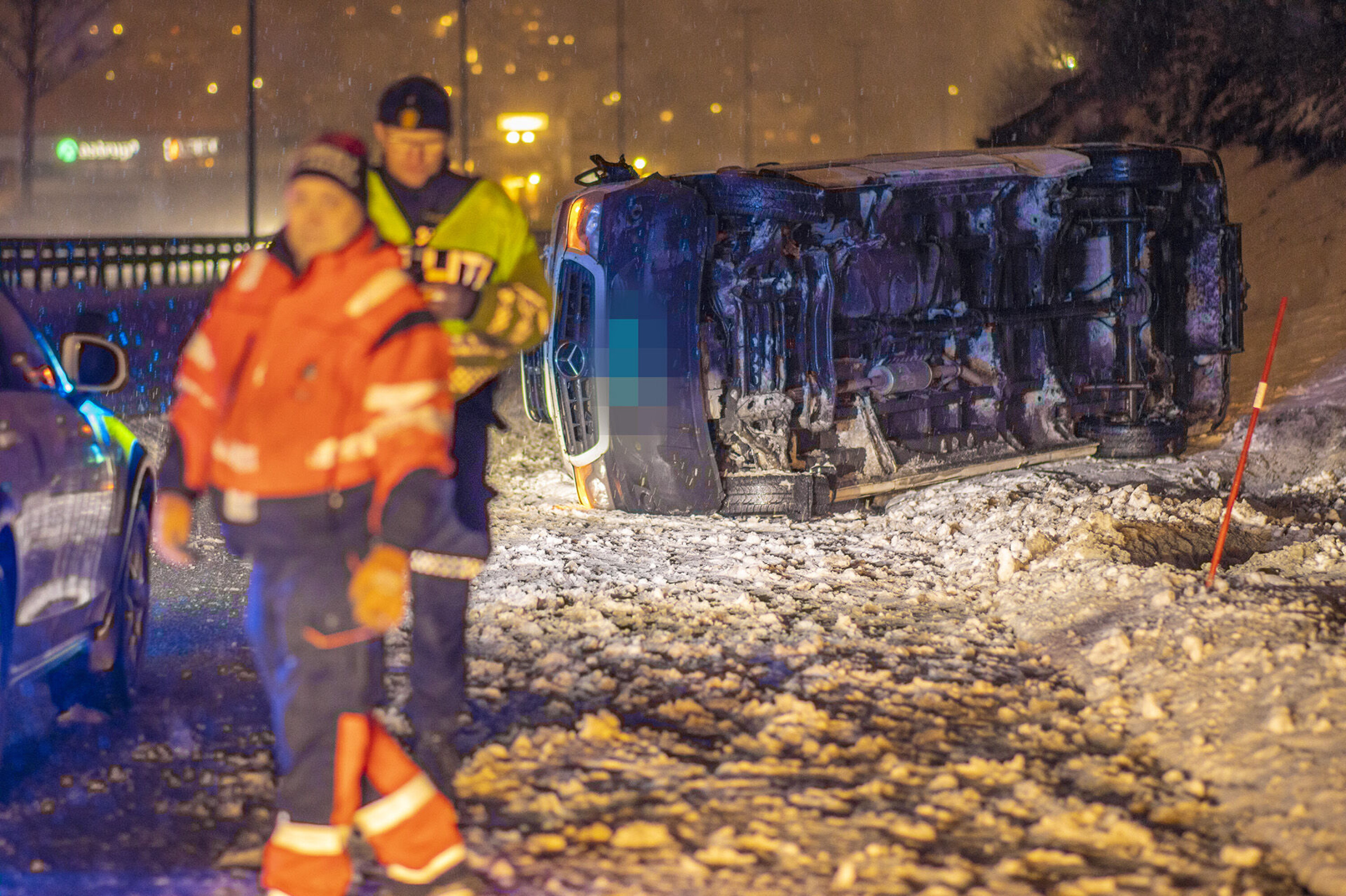 Vanskelige føreforhold: Varebil gikk rundt på E18