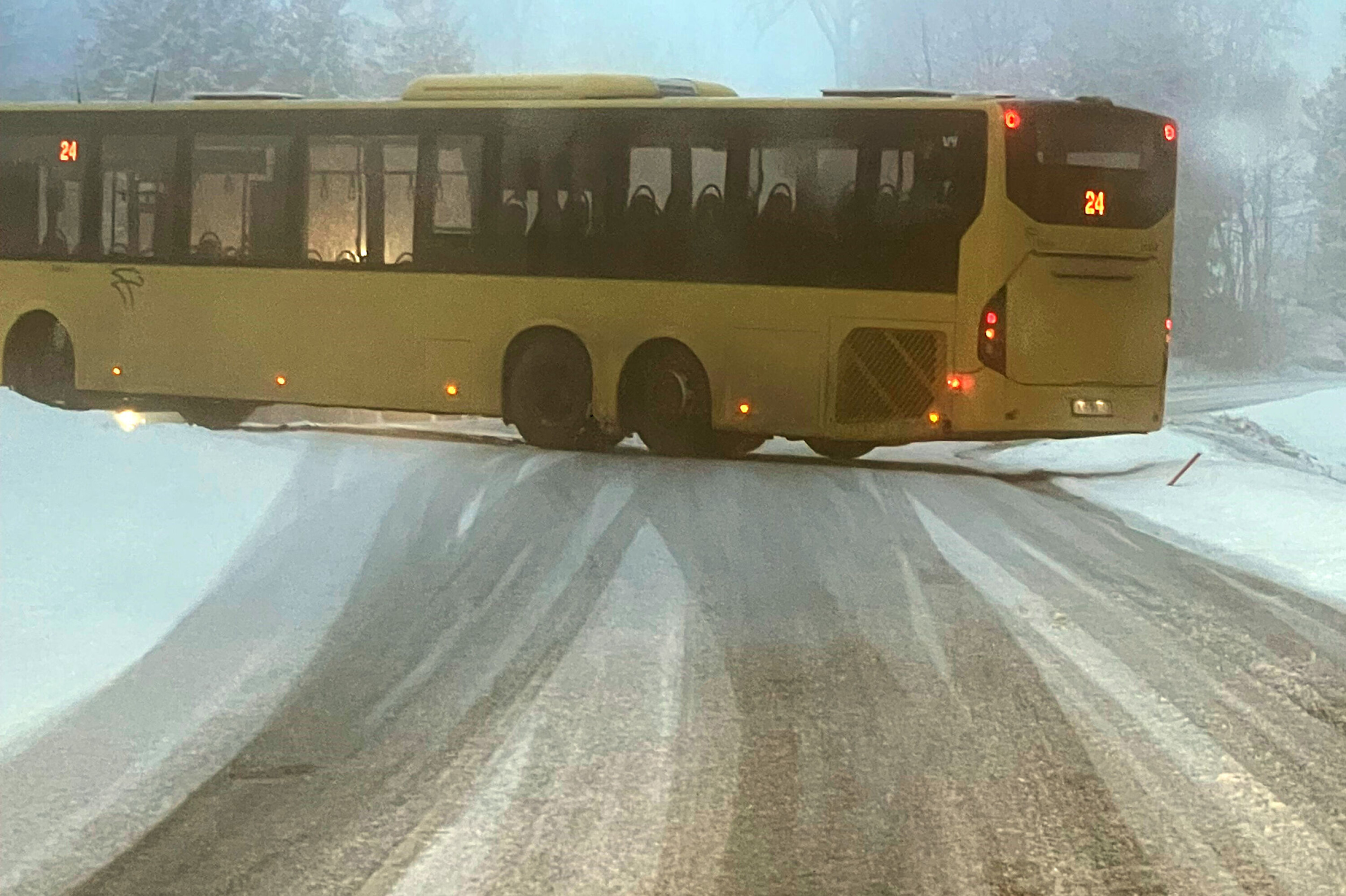 UTEN KJETTING: Denne bussen ble stående på tvers i en bakke på Stubberudveien på Konnerud mandag morgen, og sperret for annen trafikk. Bussen hadde ikke kjetting på det glatte føret.