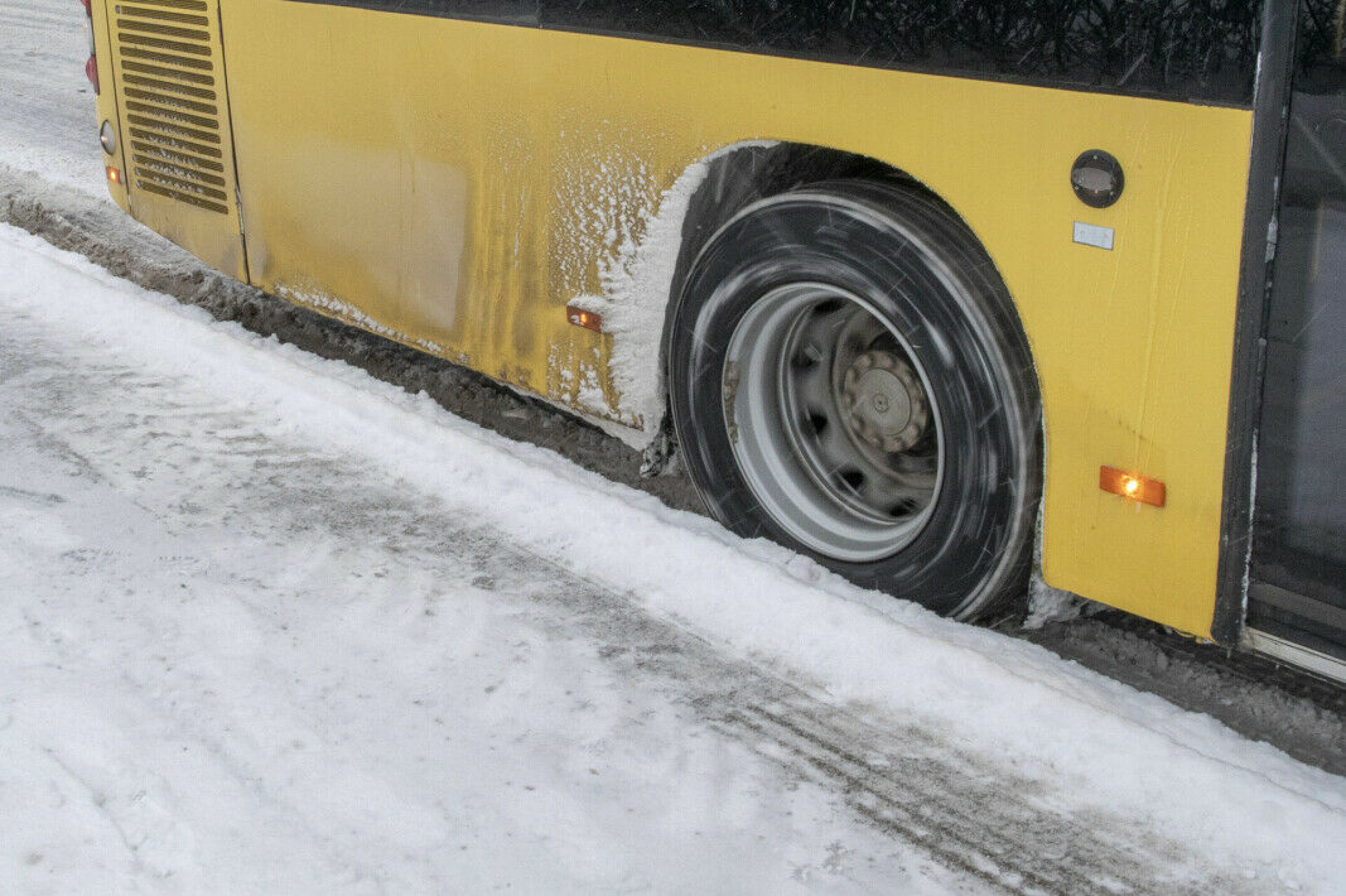 LEDDBUSS UTEN KJETTING: Her fra Sørensvingen tidligere i vinter - leddbuss kom seg ikke igang igjen etter stopp på holdeplass.