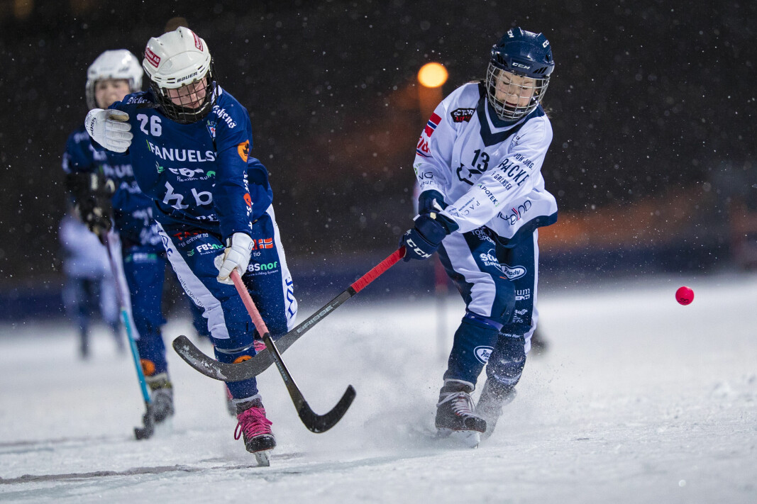 FINALEDUELL: Andrine Høydahl (t.v.) og resten av drammensjentene ga Ready kamp til døra, men tapte til slutt 2-1 i det som ble rene snøslaget på Marienlyst. 16-åringen er en av flere VM-aktuelle spillere fra Drammen Bandy.