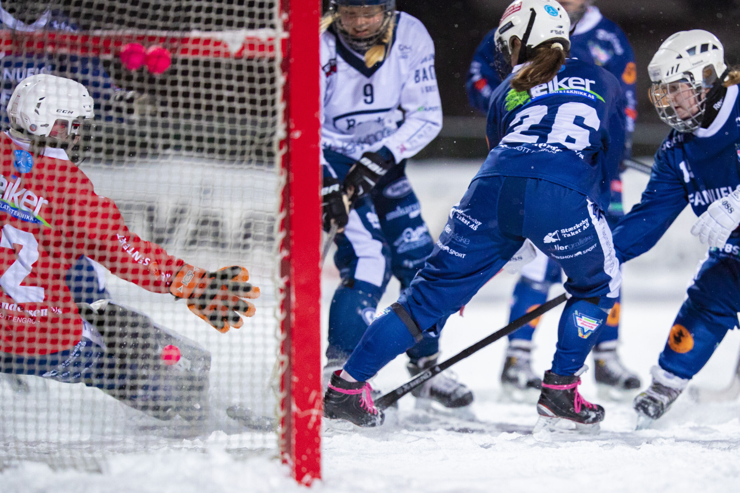 SOM EN VEGG: Drammens erfarne målvakt Hanna Galleberg ryddet unna det meste av Readys målsjanser med flere klasseredninger, og holdt Drammen inne i kampen.