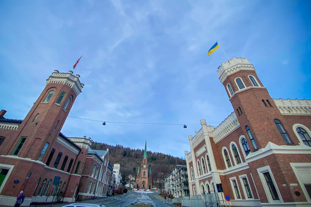FLAGG-AKSJON: Det ukrainske flagget vaiet side om side med det norske torsdag. FLAGG-AKSJON: Det ukrainske flagget vaiet side om side med det norske torsdag.