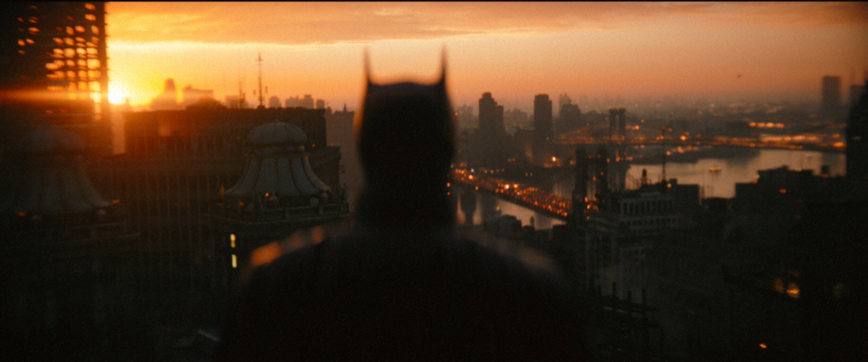 Batman vokter over dystopiske Gotham, som får et sjeldent besøk av solen