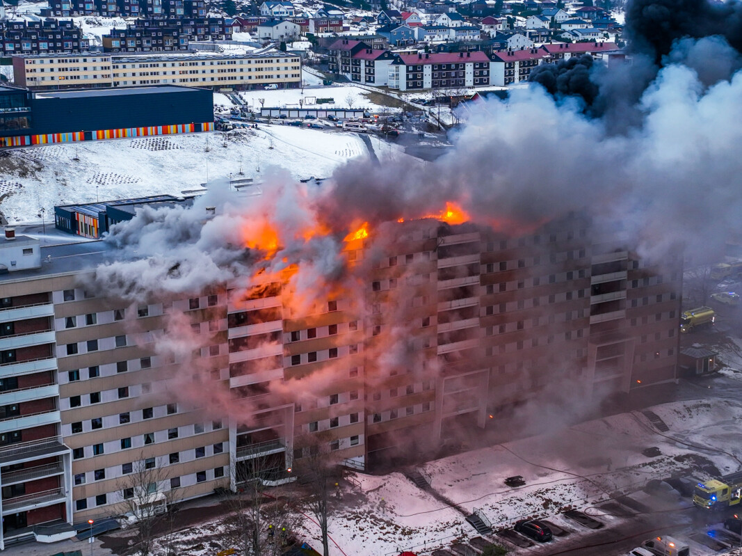 STORBRANN: Hele 25-blokka, en av de største blokkene på Fjell med 126 leiligheter, er å anse som ubeboelig. Mange leiligheter er totalskadd. STORBRANN: Hele 25-blokka, en av de største blokkene på Fjell med 126 leiligheter, er å anse som ubeboelig. Mange leiligheter er totalskadd.