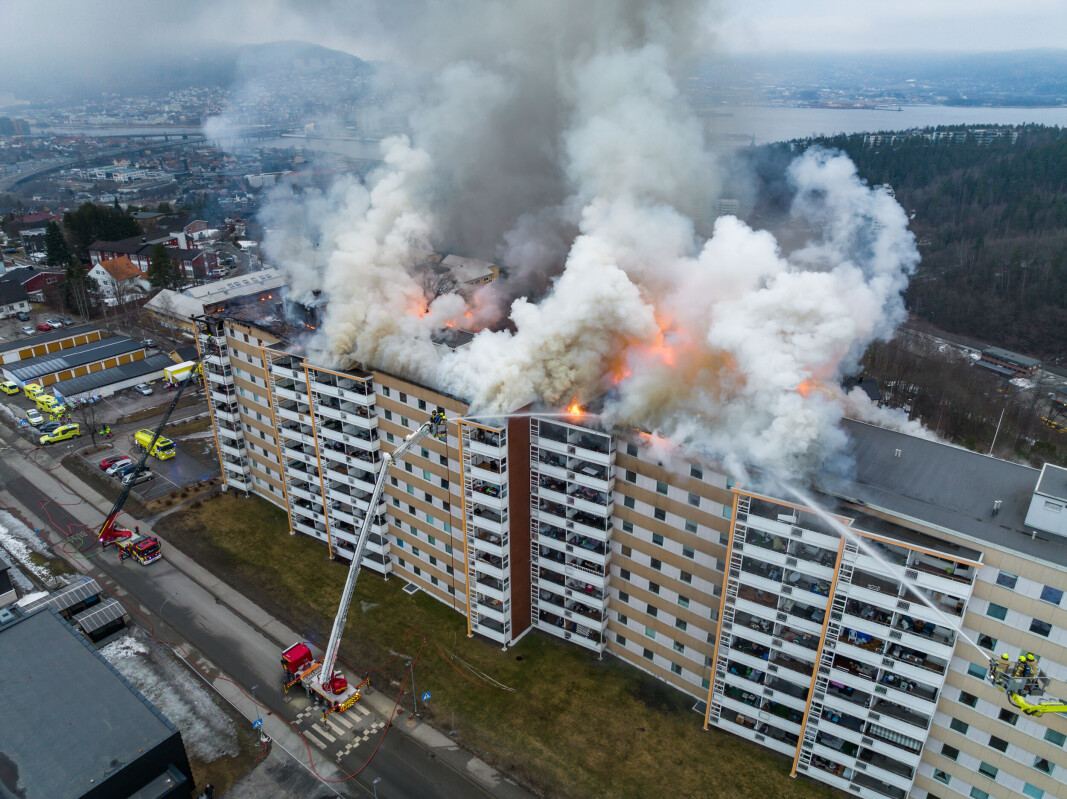 <span class=" italic" data-lab-italic_desktop="italic"><span class=" font-weight-bold" data-lab-font_weight_desktop="font-weight-bold">VOLDSOMME SCENER:</span> Brannen var synlig fra hele Drammen som følge av den massive røykutviklingen.</span> <span class=" italic" data-lab-italic_desktop="italic"><span class=" font-weight-bold" data-lab-font_weight_desktop="font-weight-bold">VOLDSOMME SCENER:</span> Brannen var synlig fra hele Drammen som følge av den massive røykutviklingen.</span>