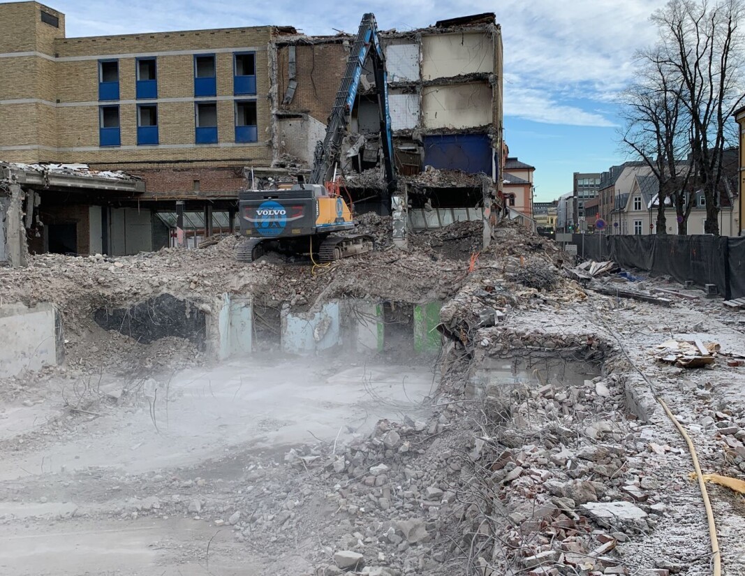 REVET: Et stykke historie er nå borte i Drammen på tomta som skal huse det nye tinghuset. REVET: Et stykke historie er nå borte i Drammen på tomta som skal huse det nye tinghuset.